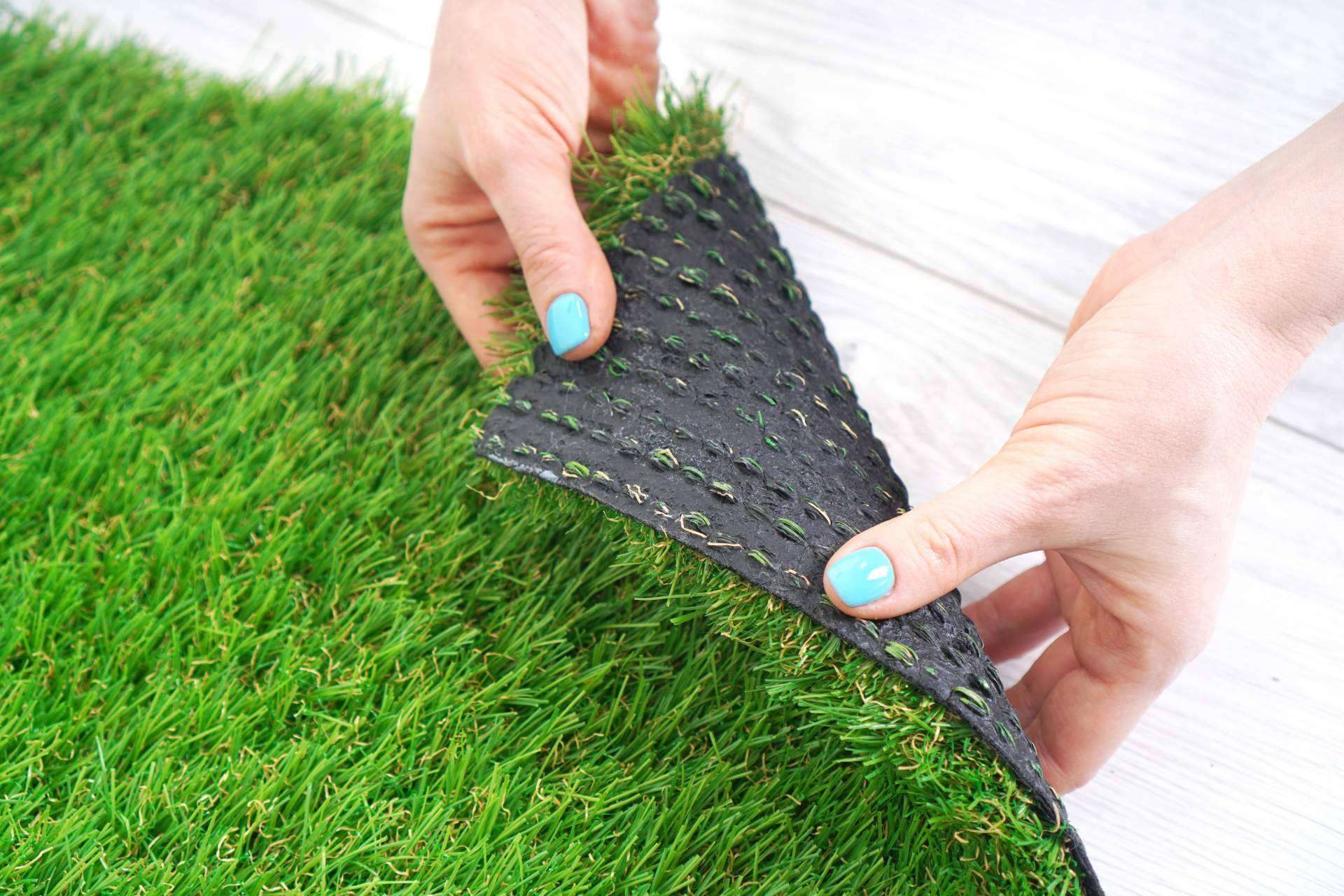 ¿Cuáles son las ventajas de contar con césped artificial en el jardín?