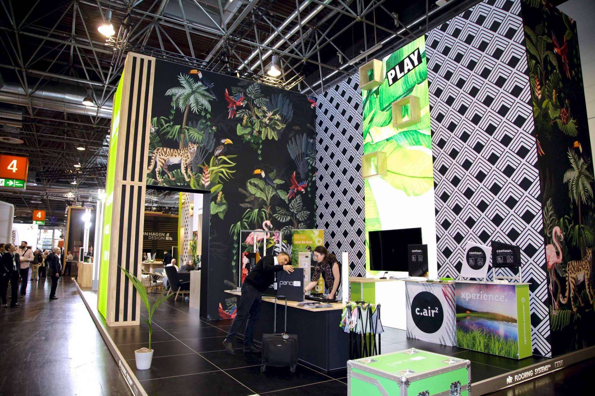 Los paneles LED que permiten crear vídeo wall modulares en el stand, por Olika Stands