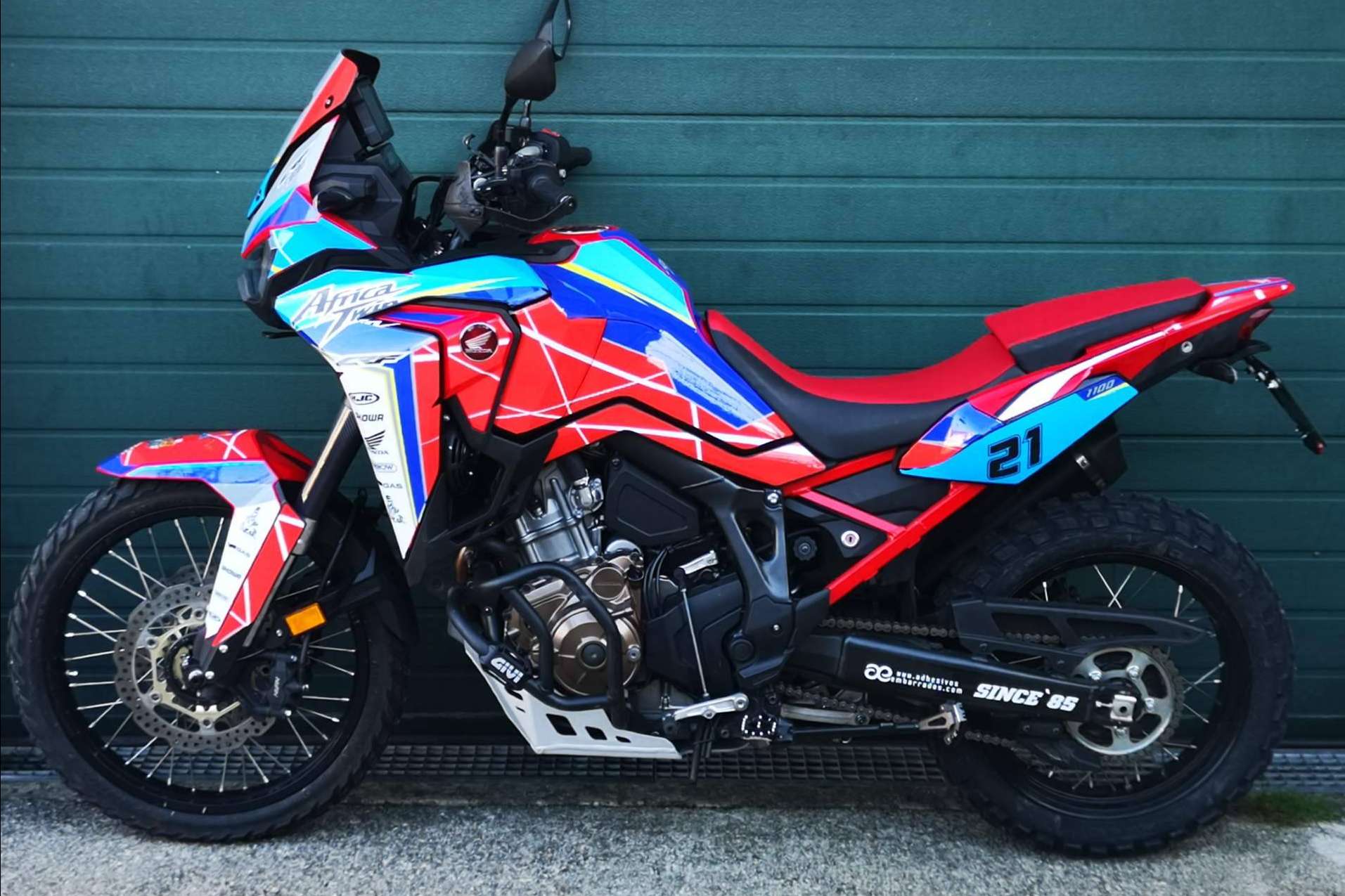 ¿Qué ofrece el amplio catálogo de pegatinas para moto personalizadas de ADHESIVOSEMBARRADOS?