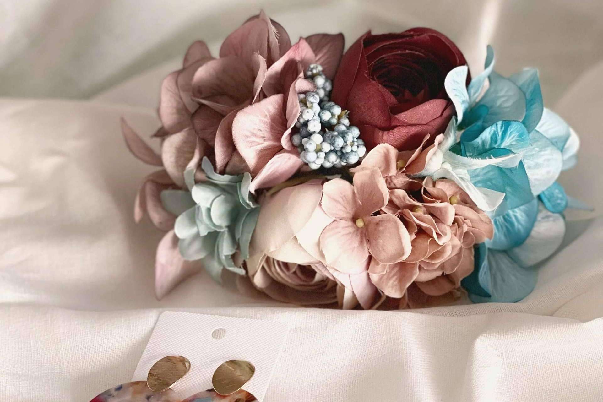 Las flores de flamenca son el complemento imprescindible de cada vestido, por Carmen Fernández Complementos