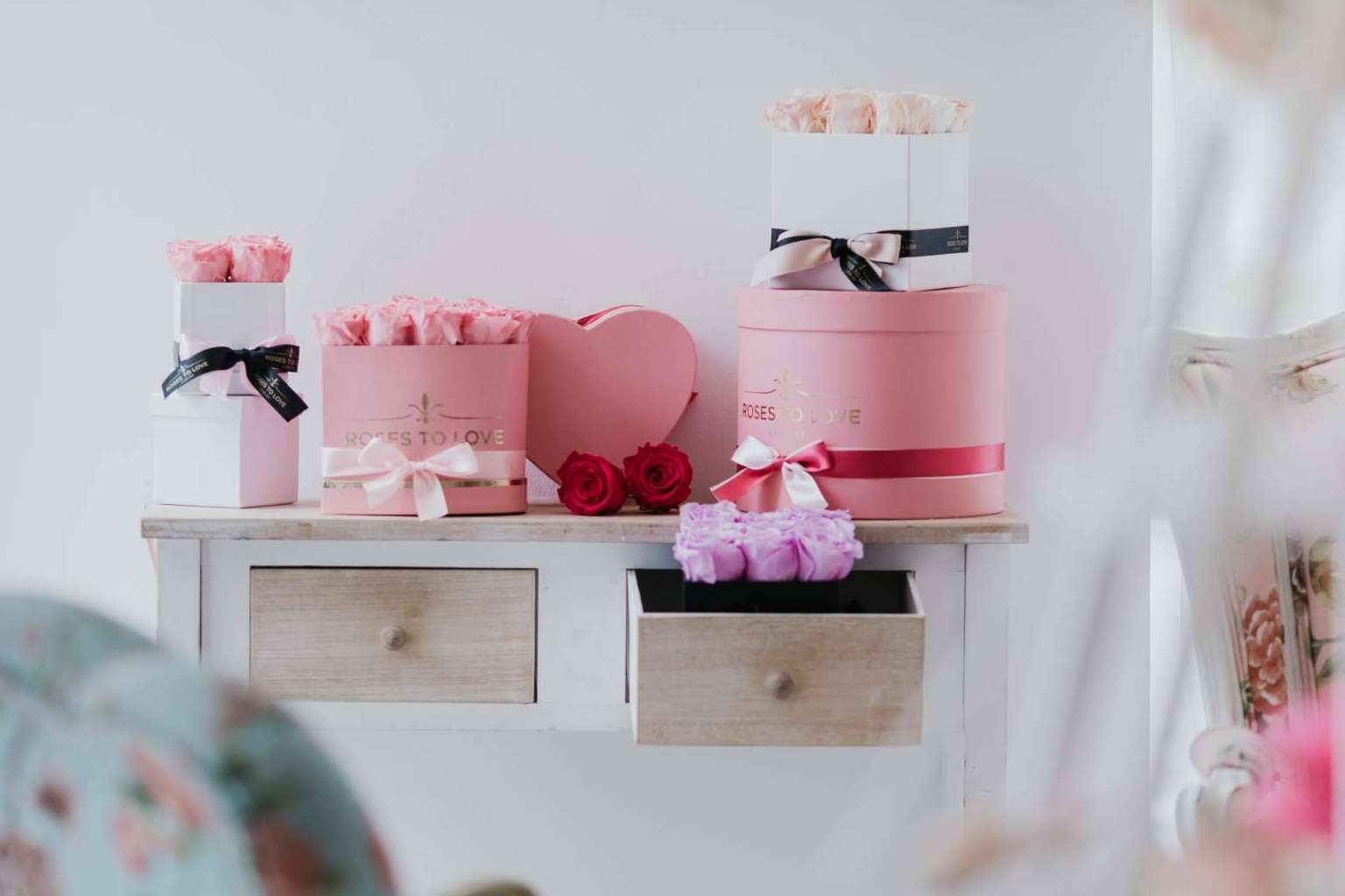 La empresa ROSES TO LOVE ofrece un nuevo modelo de decoración floral con rosas preservadas