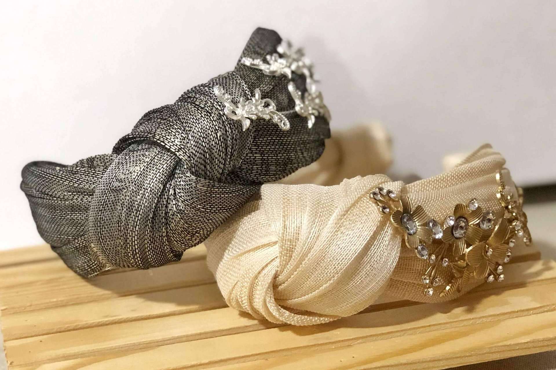 Las diademas de invitada son la última tendencia en los looks de boda