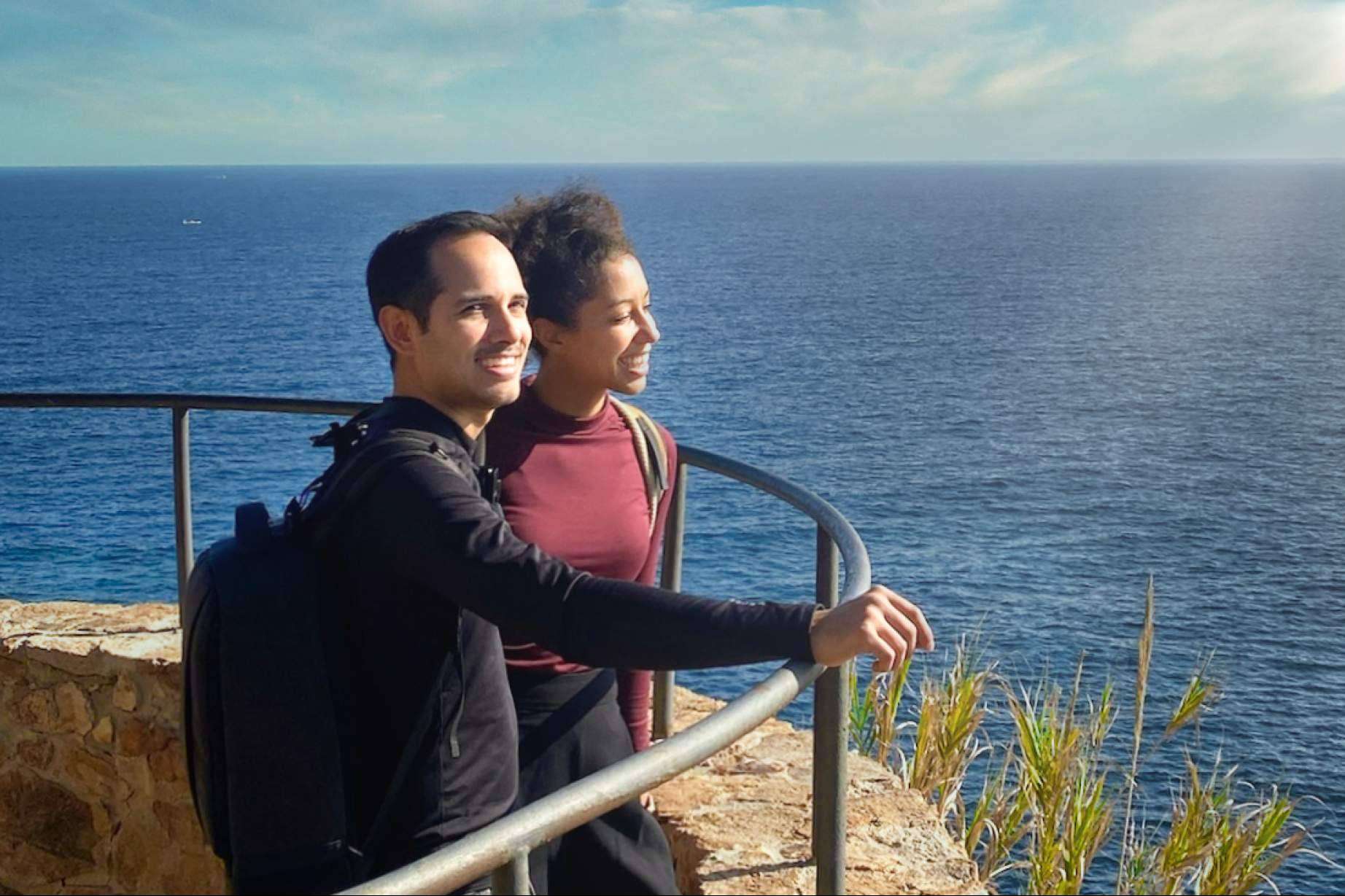 Voilà Güey es la pareja de extranjeros que comparten su experiencia de vivir en España
