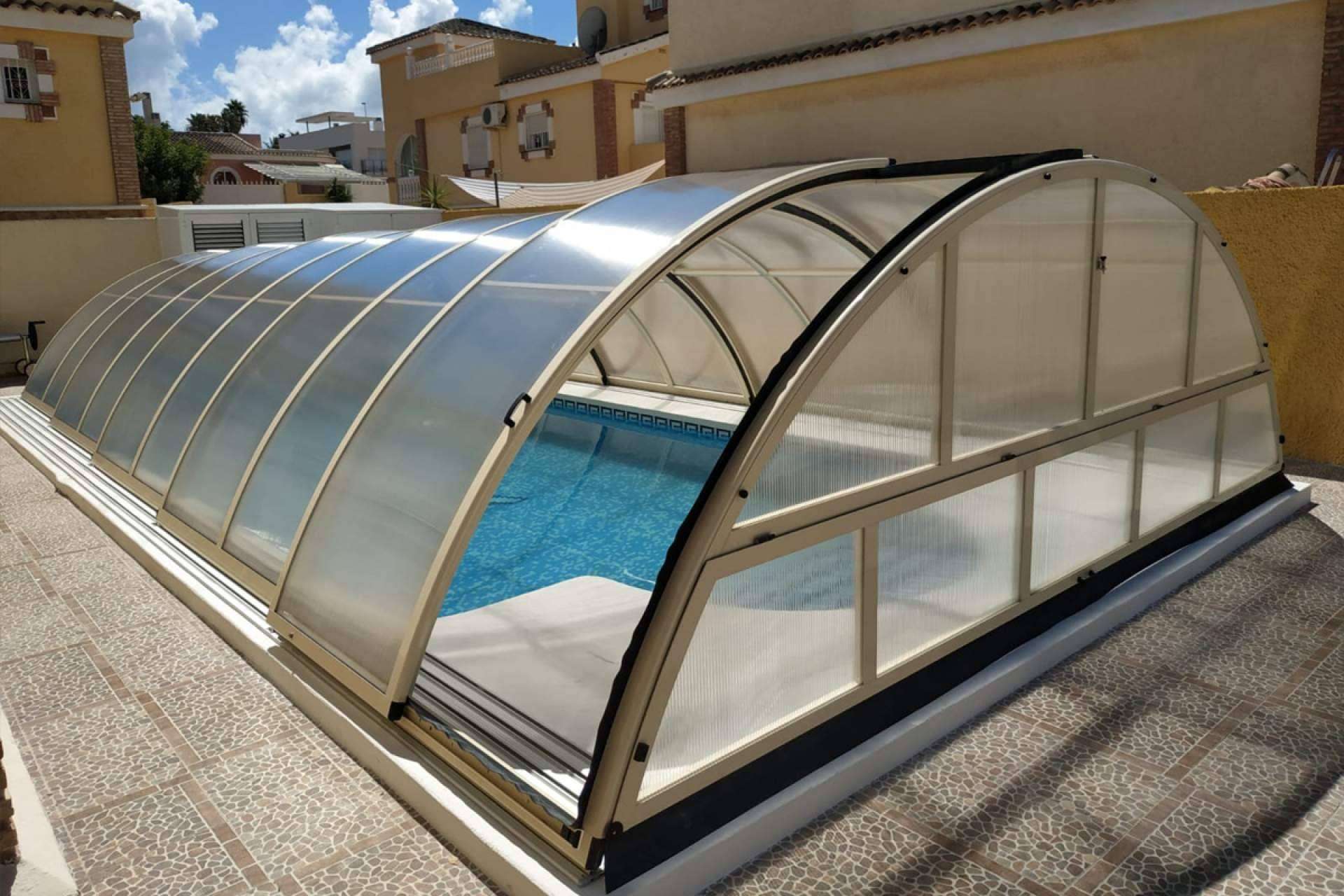¿Cuál es la opción más segura en cuanto a cubiertas de piscinas?, los consejos de COVERTTO