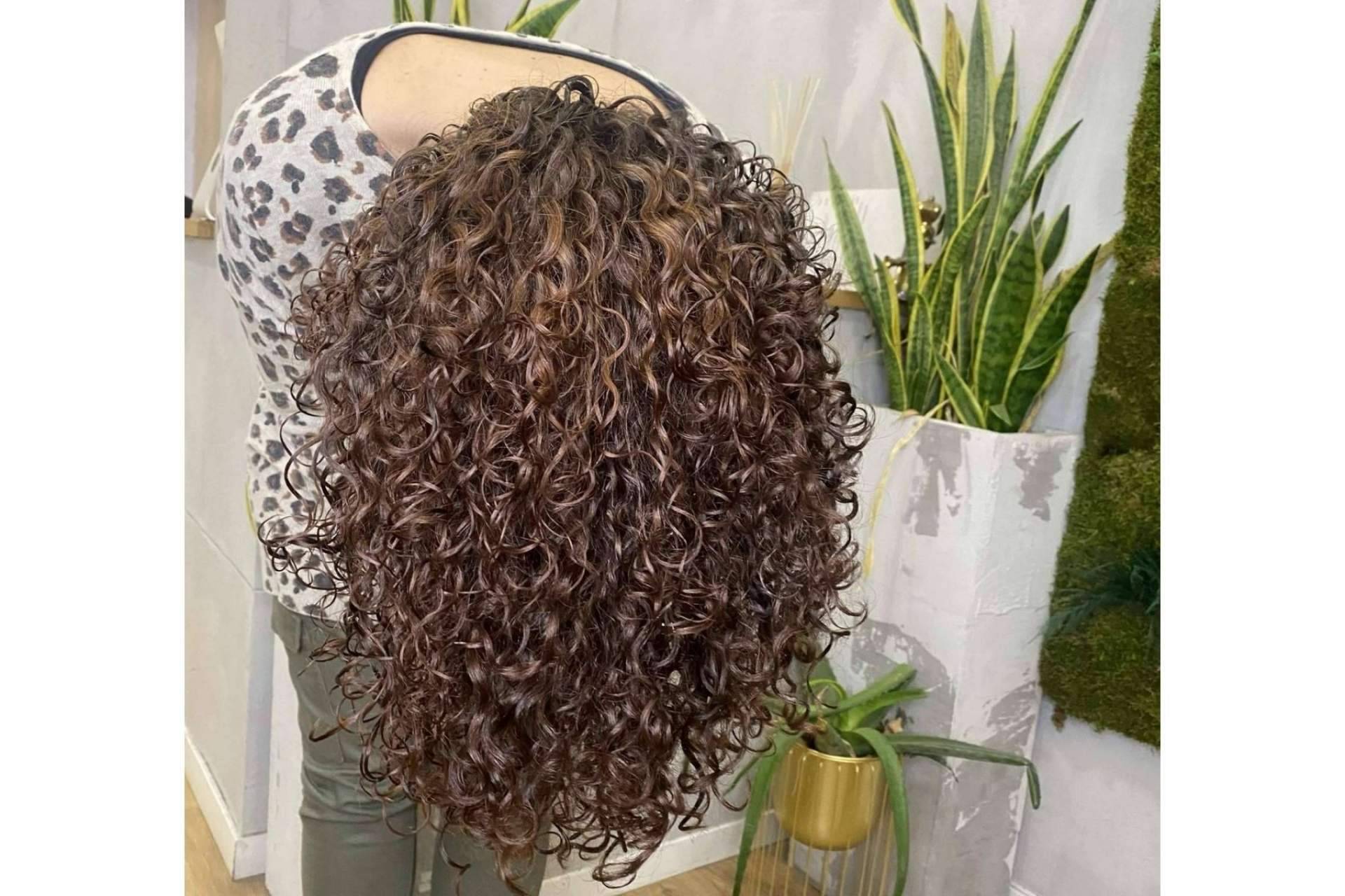 DIM Salón presenta el tratamiento Curly Botanic Lifting Orgánico, el método curly perfecto para el pelo rizado ante la llegada del verano