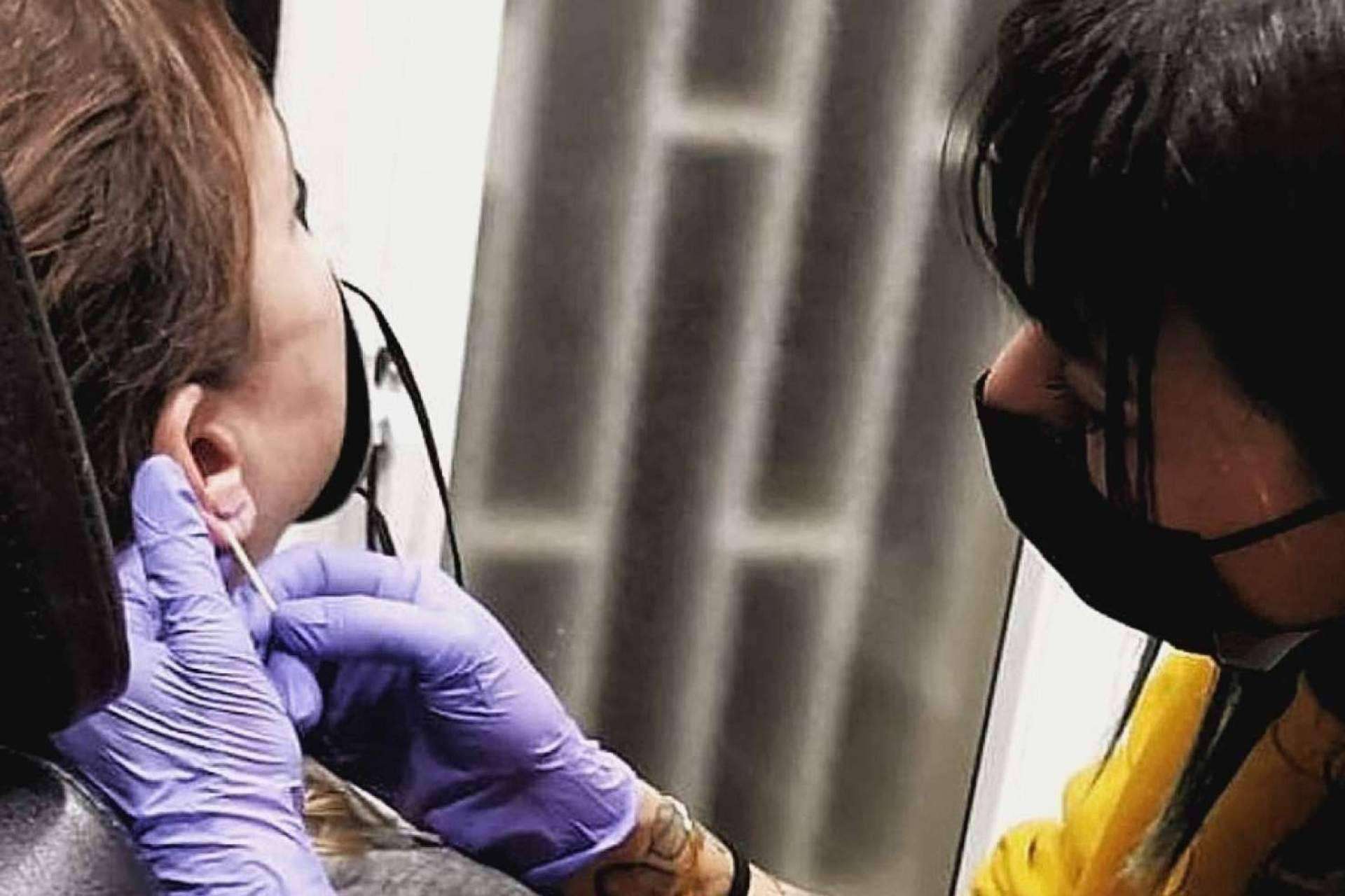 Las razones por las que no deben hacerse piercings con pistola, según Steel of Doom