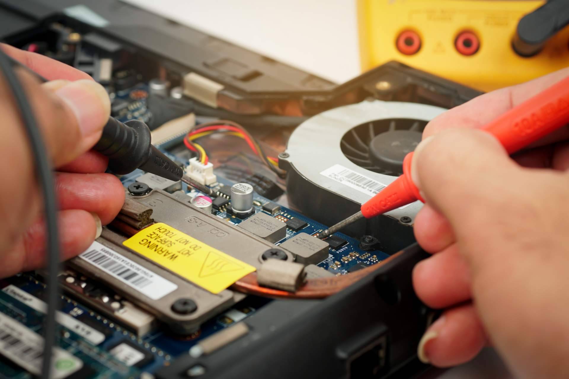 Reparación de placa base de portátiles de la mano de Reparar Ordenadores