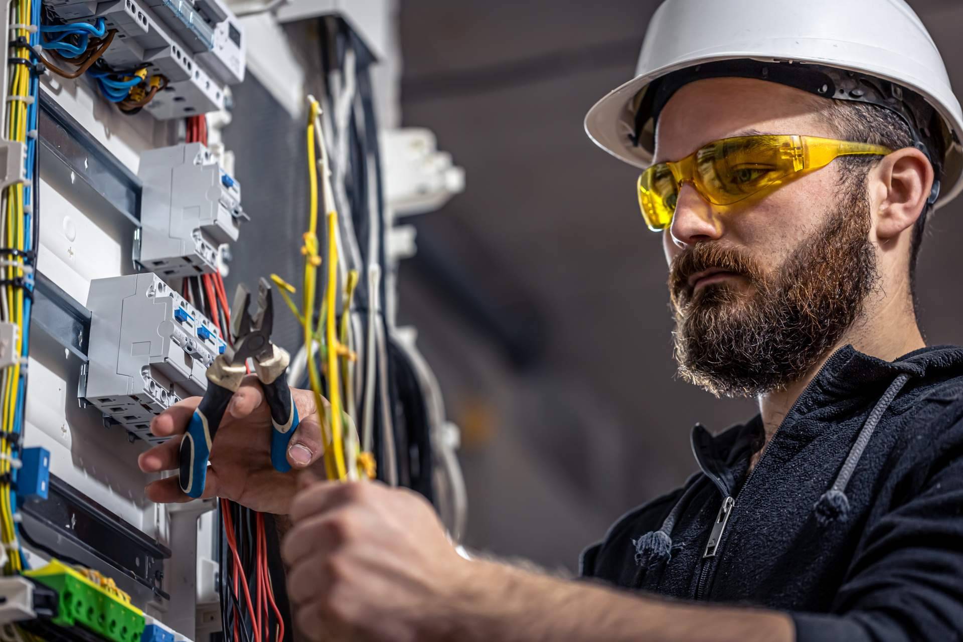 Savelec es una empresa de electricistas Valencia que se encarga de llevar a cabo certificados eléctricos
