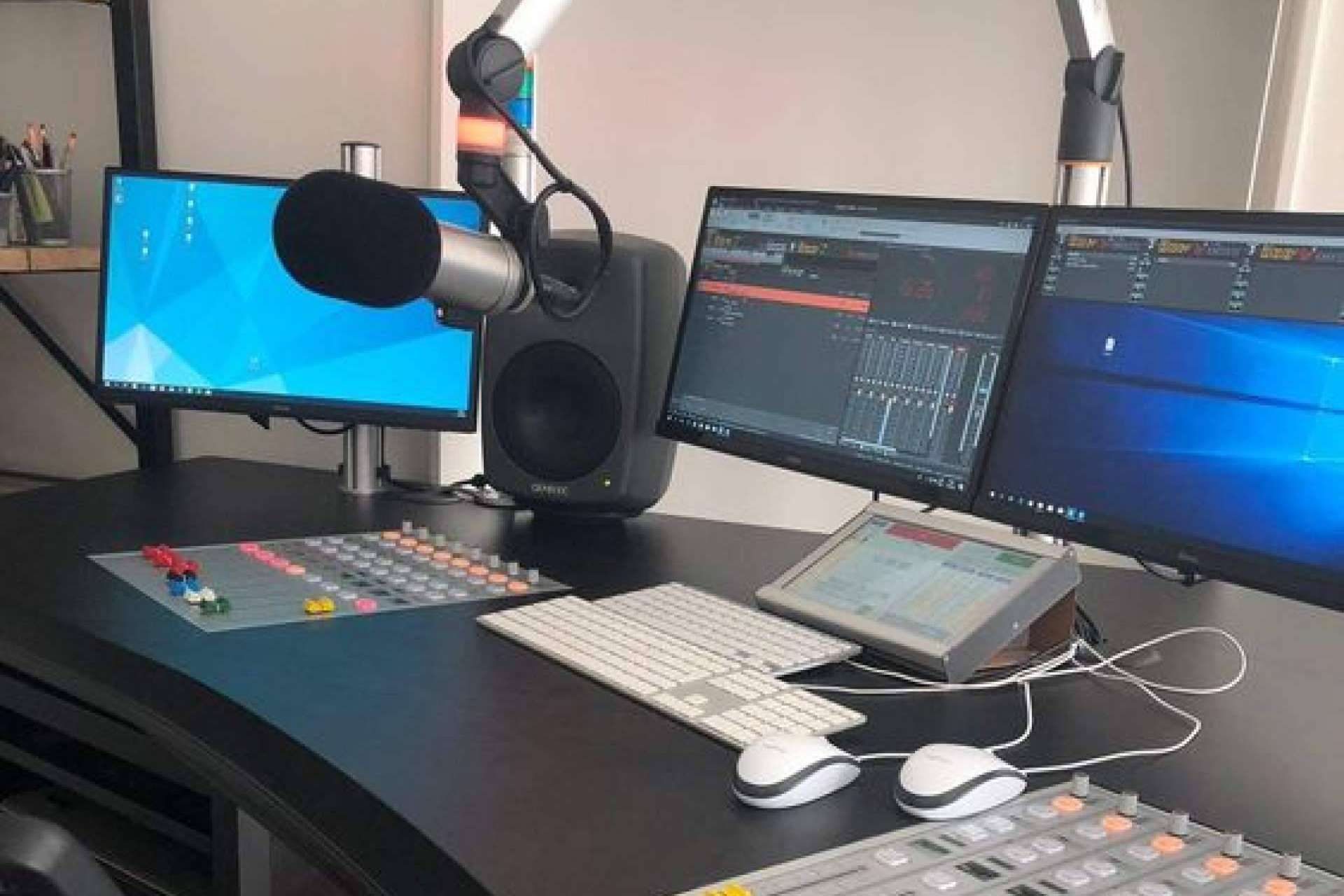 José Antonio Aguilera presenta el programa de radio Café Con Radio