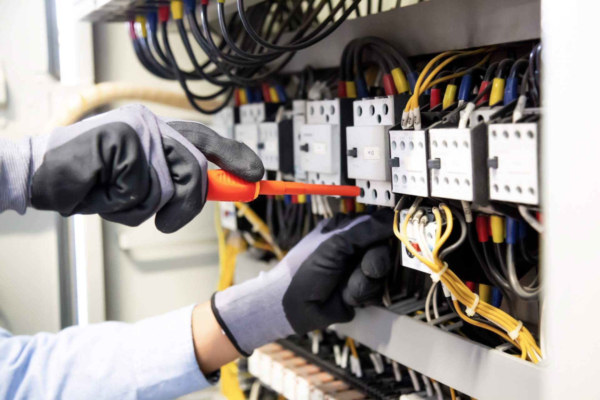 Savelec ofrece excelentes ofertas tanto en instalaciones como en reparaciones eléctricas