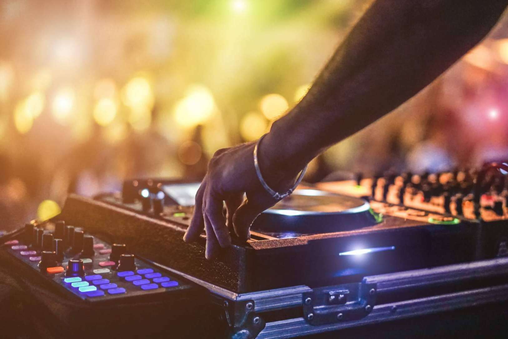 Paco Gómez y su trabajo como DJ en festivales