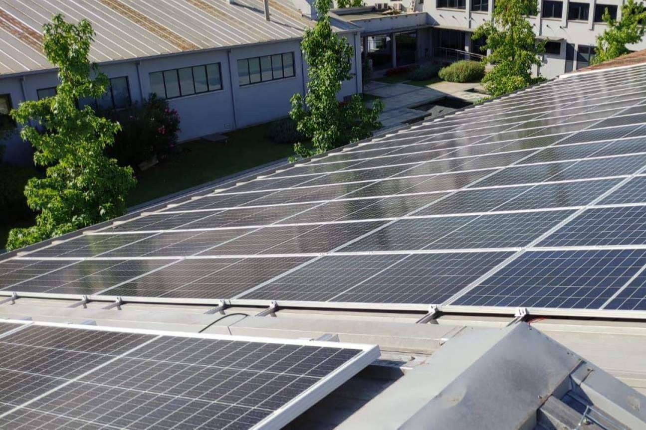 ¿Cómo se benefician las empresas de la energía solar?, el autoconsumo industrial, por Sereco Energía