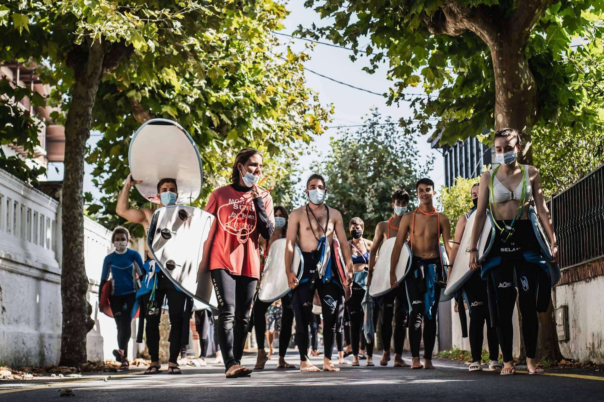 La gran cantidad de personas que hay durante el verano en Salinas de Surfistas para hacer surf, por la escuela Family Surfers, Surfcamp Las Dunas