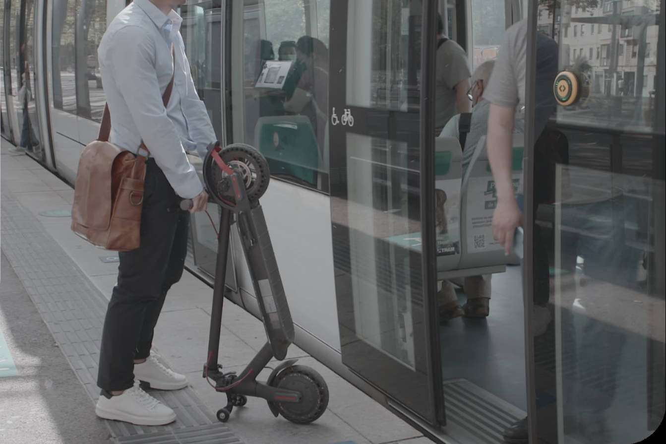 Soporte para patinete eléctrico de Techmotion Electronics para facilitar el desplazamiento del mismo