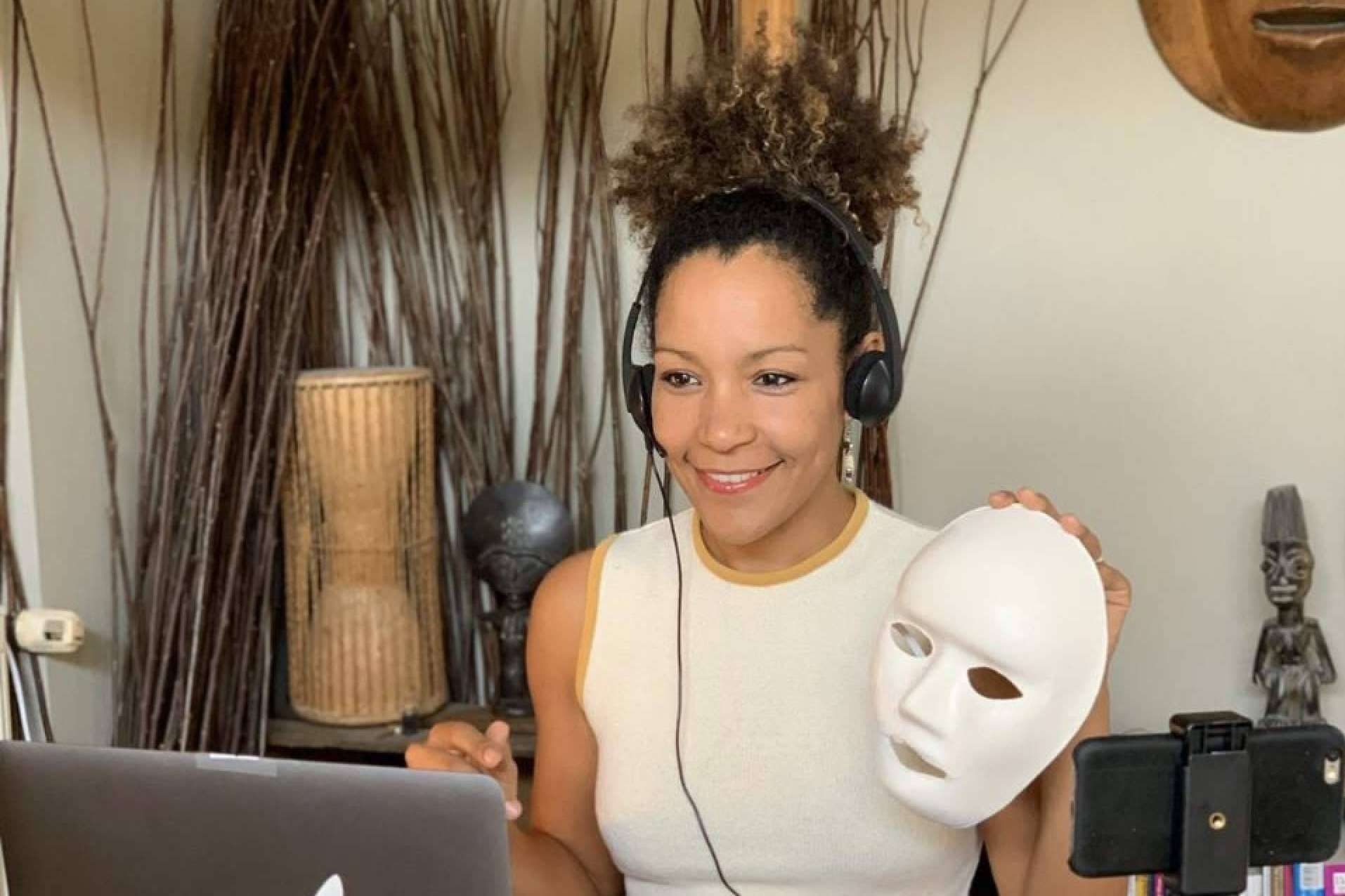 Esther Nguema habla sobre las 5 máscaras que impiden a las personas ser auténticas cuando hablan en público