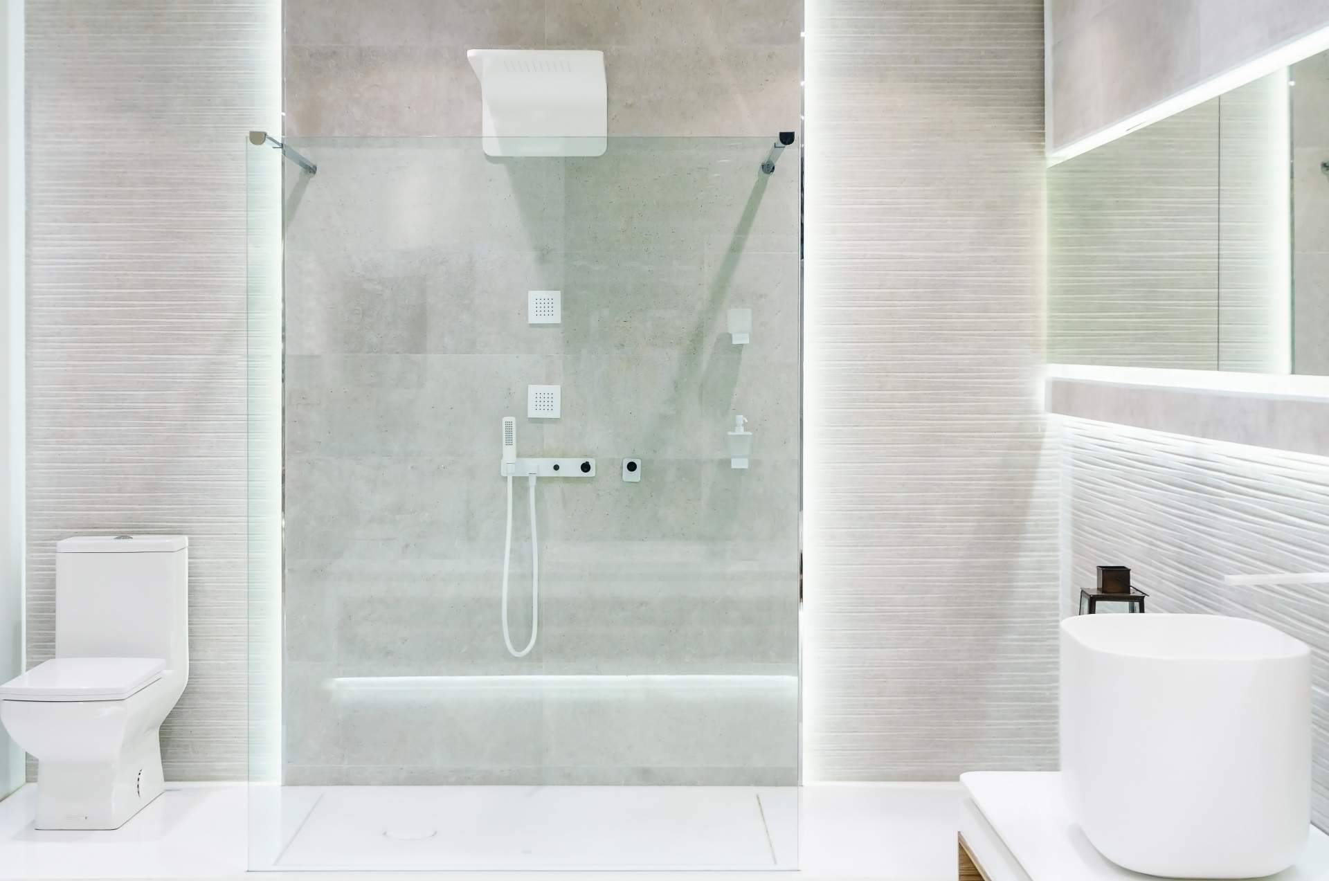 ¿Qué mampara de ducha y espejo de baño elegir?, de la mano de Balnearian