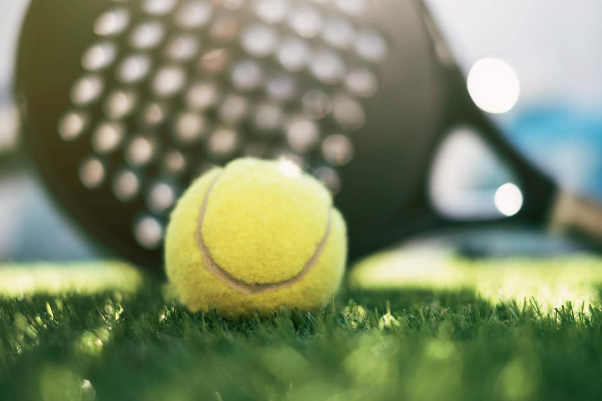 SPORT AND TREND señala que el pádel es un deporte de moda entre todas las edades