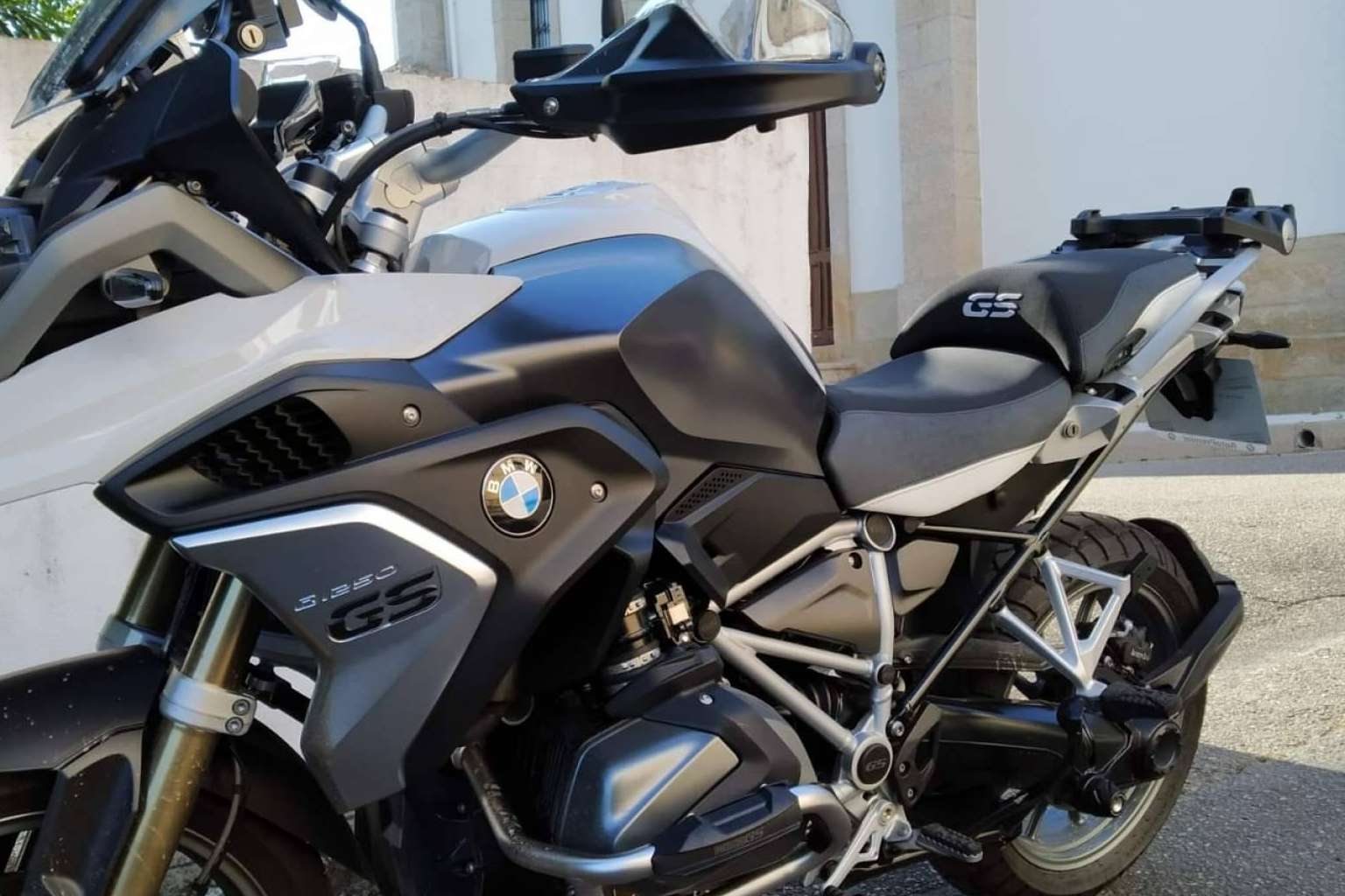 La importancia de un asiento de moto cómodo para viajar, por JM-FUNDAS
