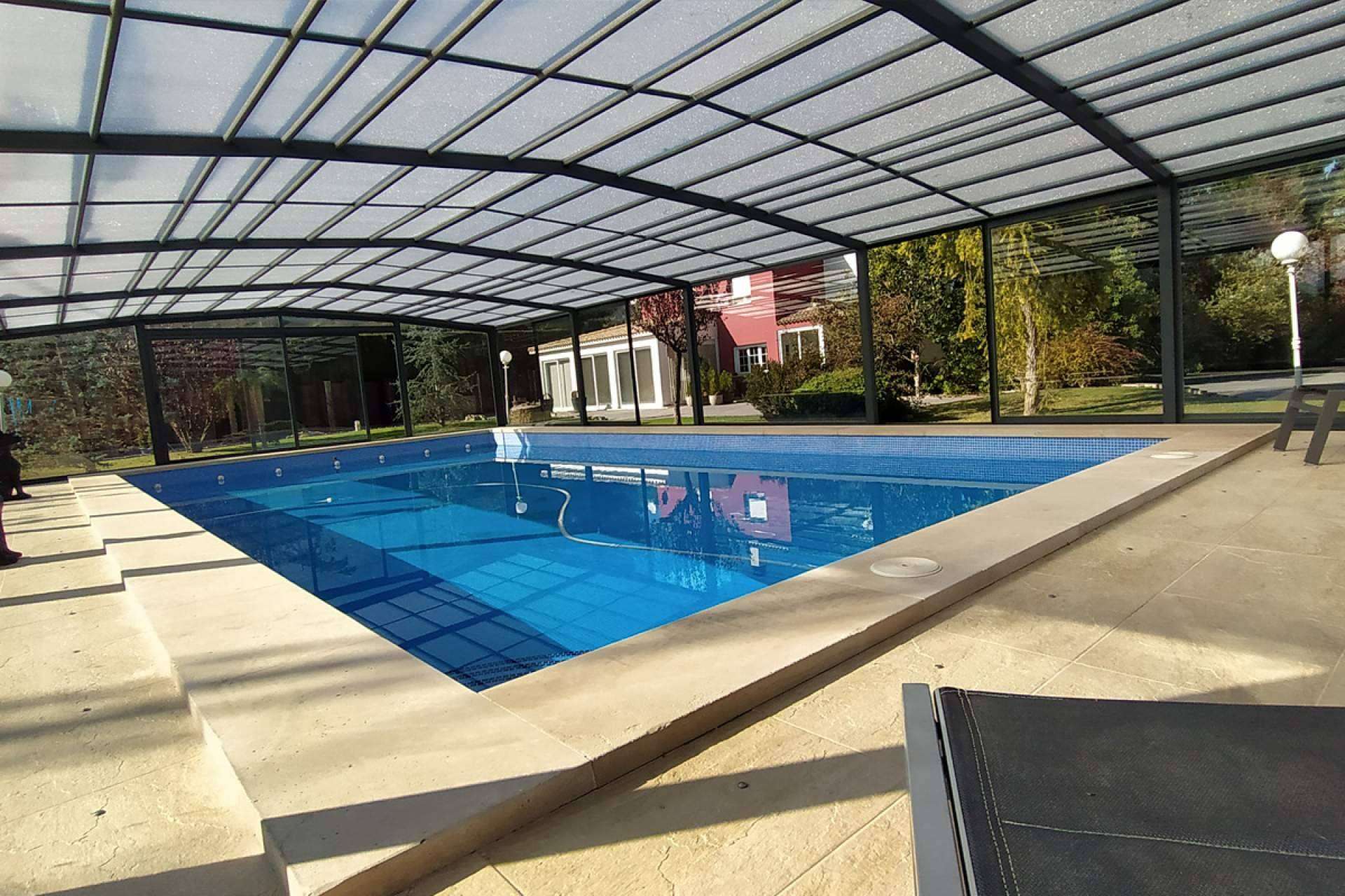 Las cubiertas de piscina en vidrio de seguridad, disponibles en COVERTTO