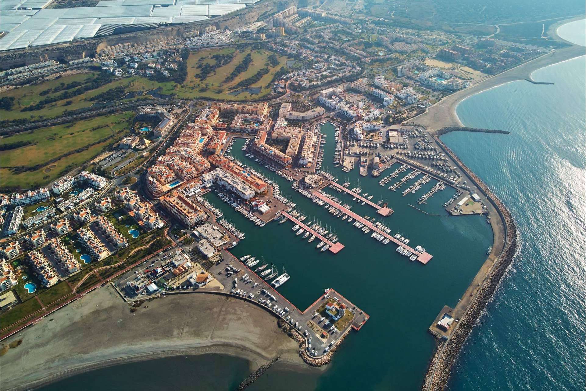 Los apartamentos en Almerimar, un lugar privilegiado de la Costa de Almería, permiten vivir frente al mar