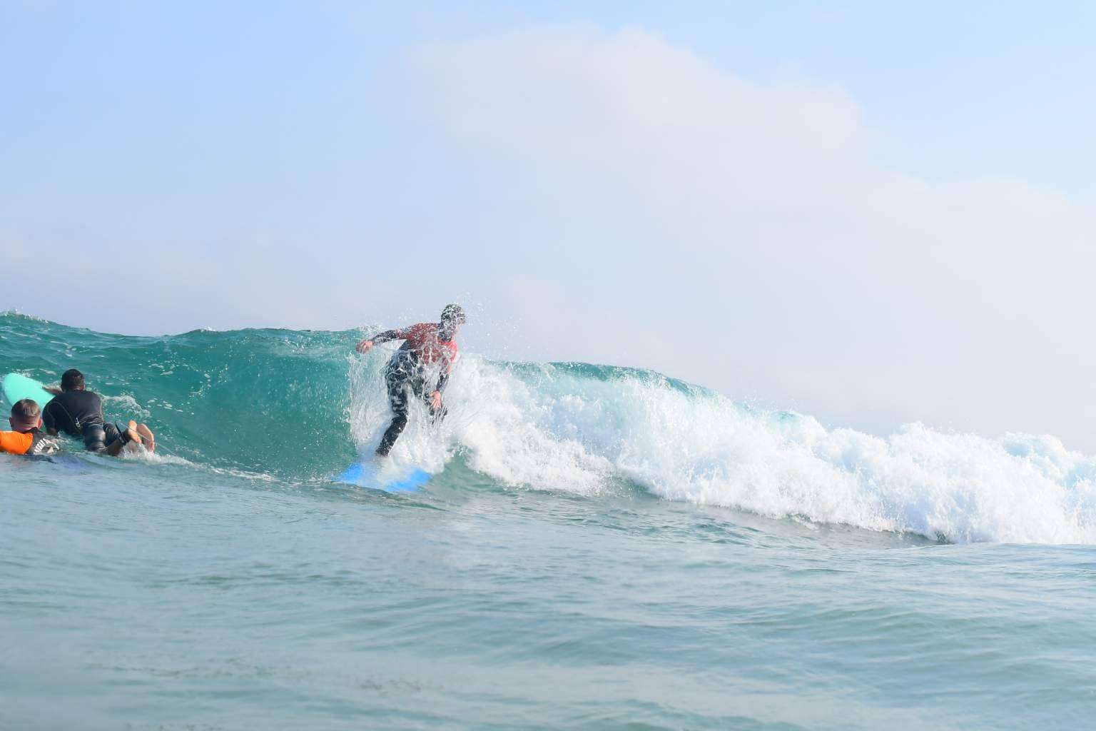 ¿Qué ofrece Watsay Surf School en sus campamentos de surf para aprender en verano?