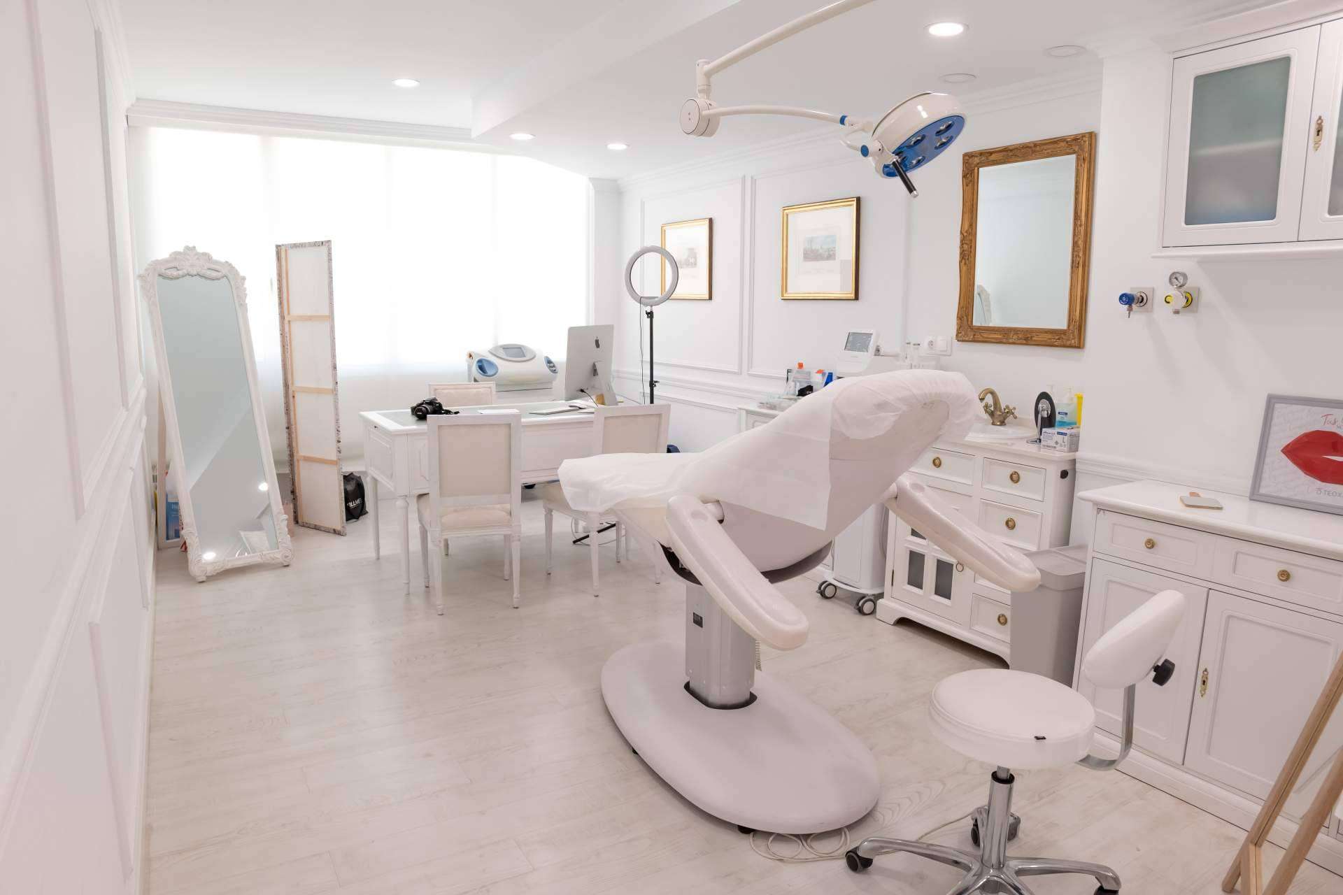 Dr. Roberto Secondi, especializado en oftalmología y medicina estética facial