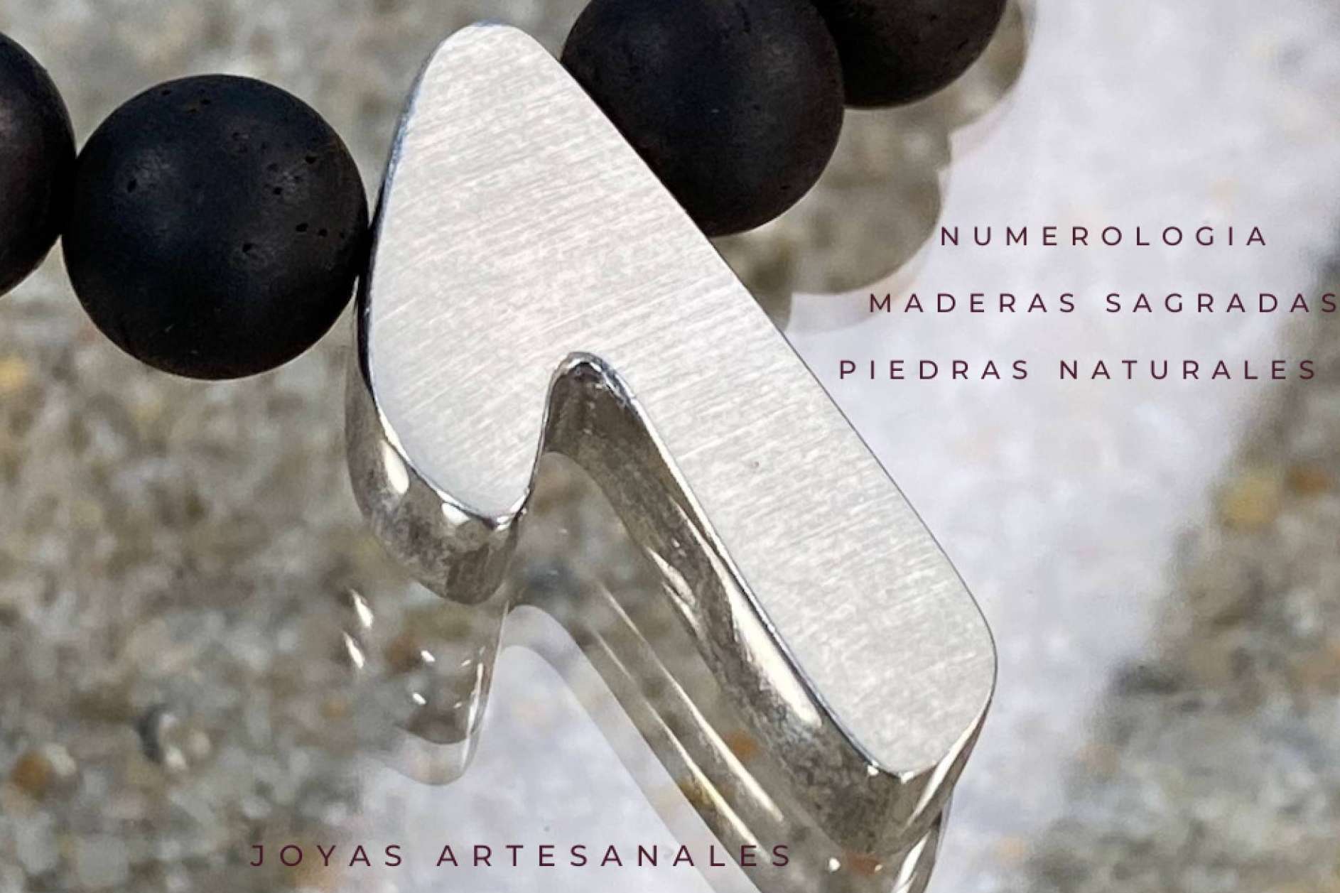 Complementos llenos de espiritualidad en el taller de joyas Enernum