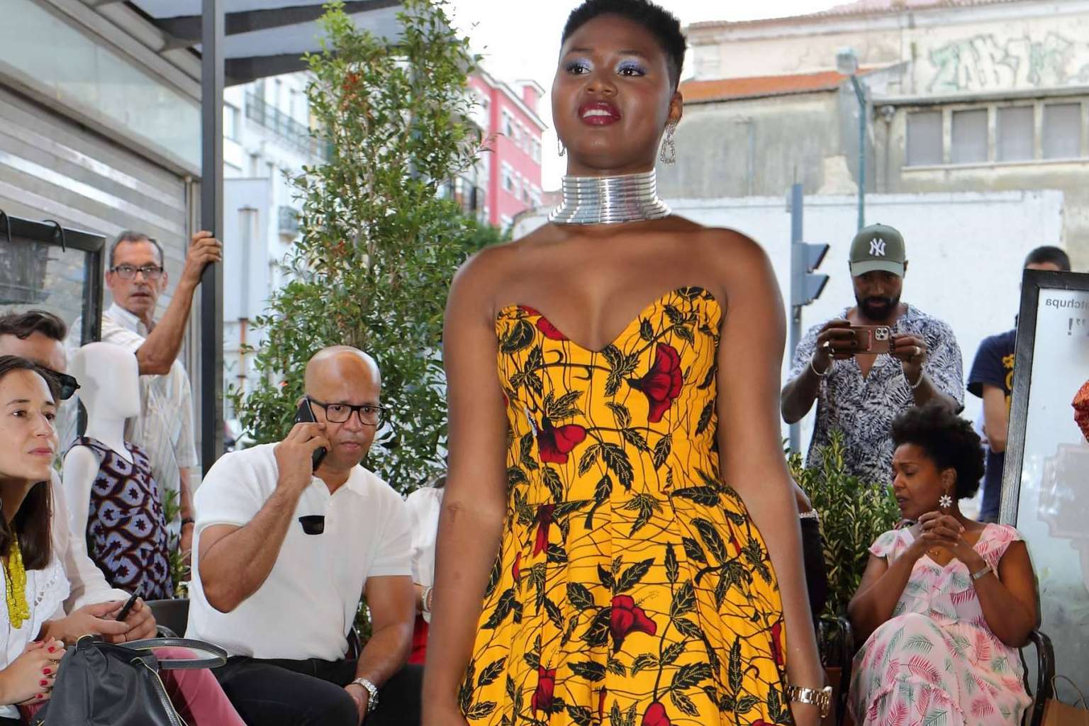 QUEENTITÍNE, moda africana solidaria e inclusiva con tallas que van de la S a la XXL
