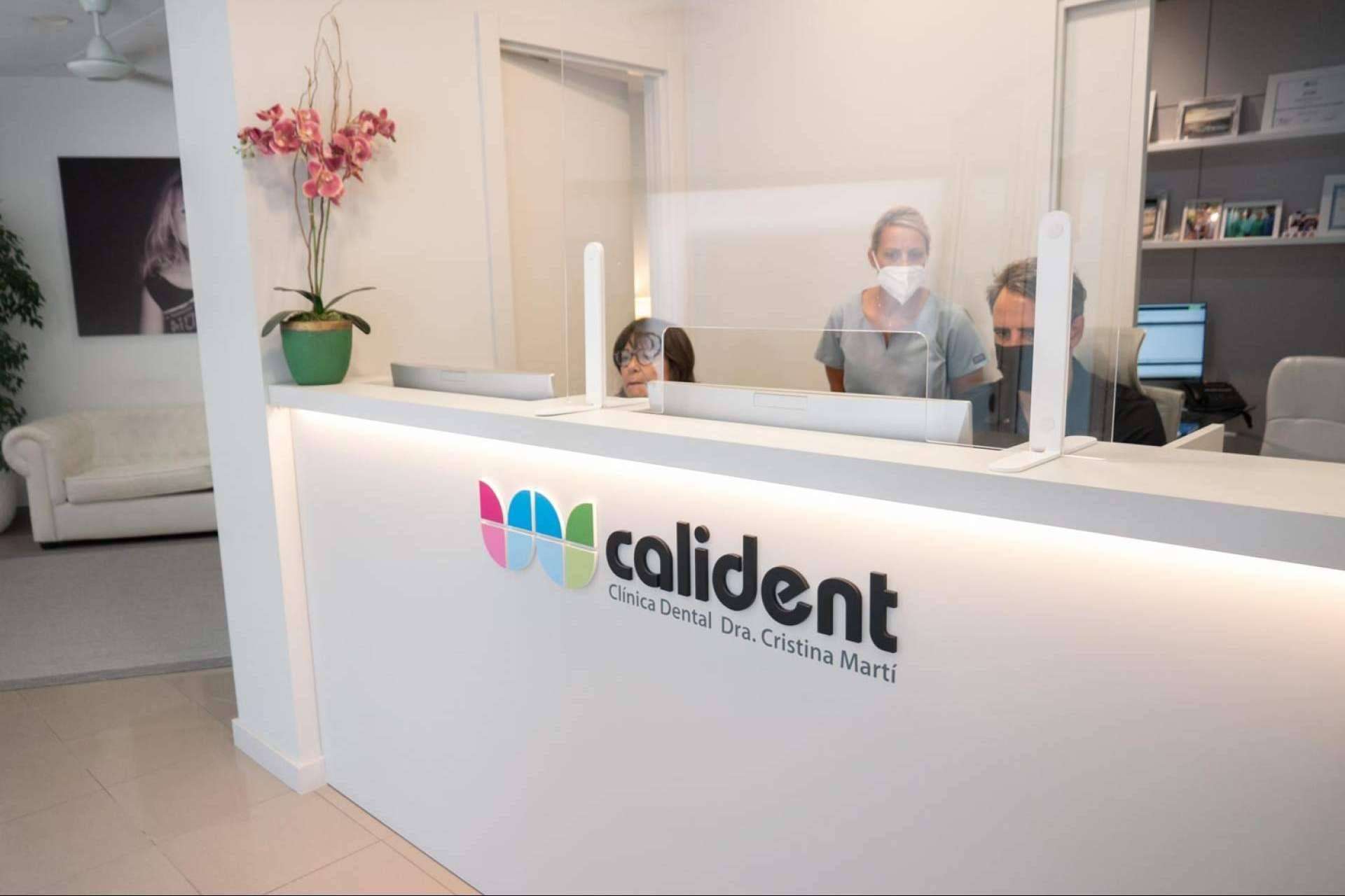Calident permite disfrutar de una sonrisa sana y bonita gracias a sus implantes dentales
