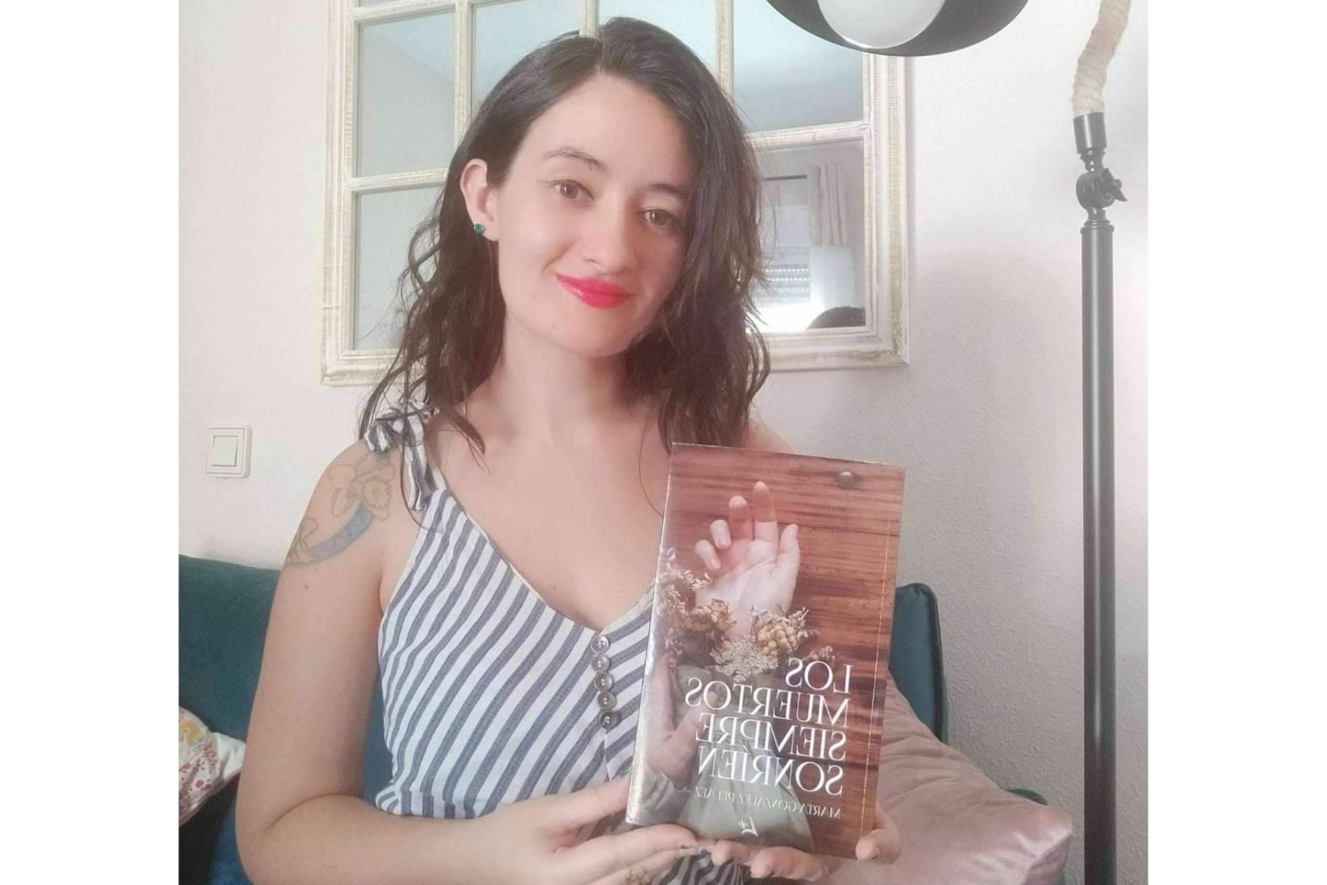 Aquellos que creen que no les gusta la historia pueden leer la novela Los muertos siempre sonríen