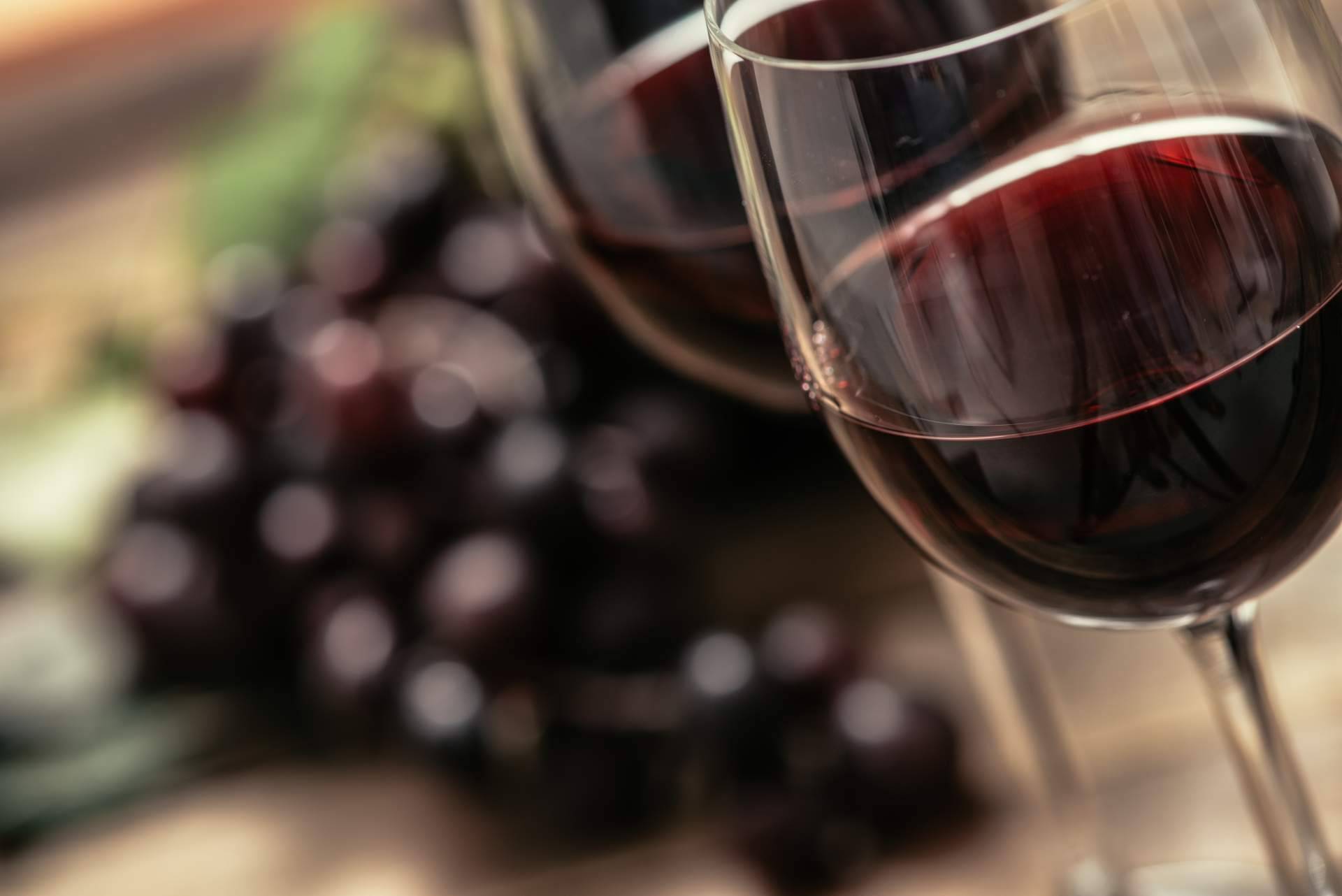 ¿Qué aspectos afectan al precio del vino tinto de Vinoenbox.com?