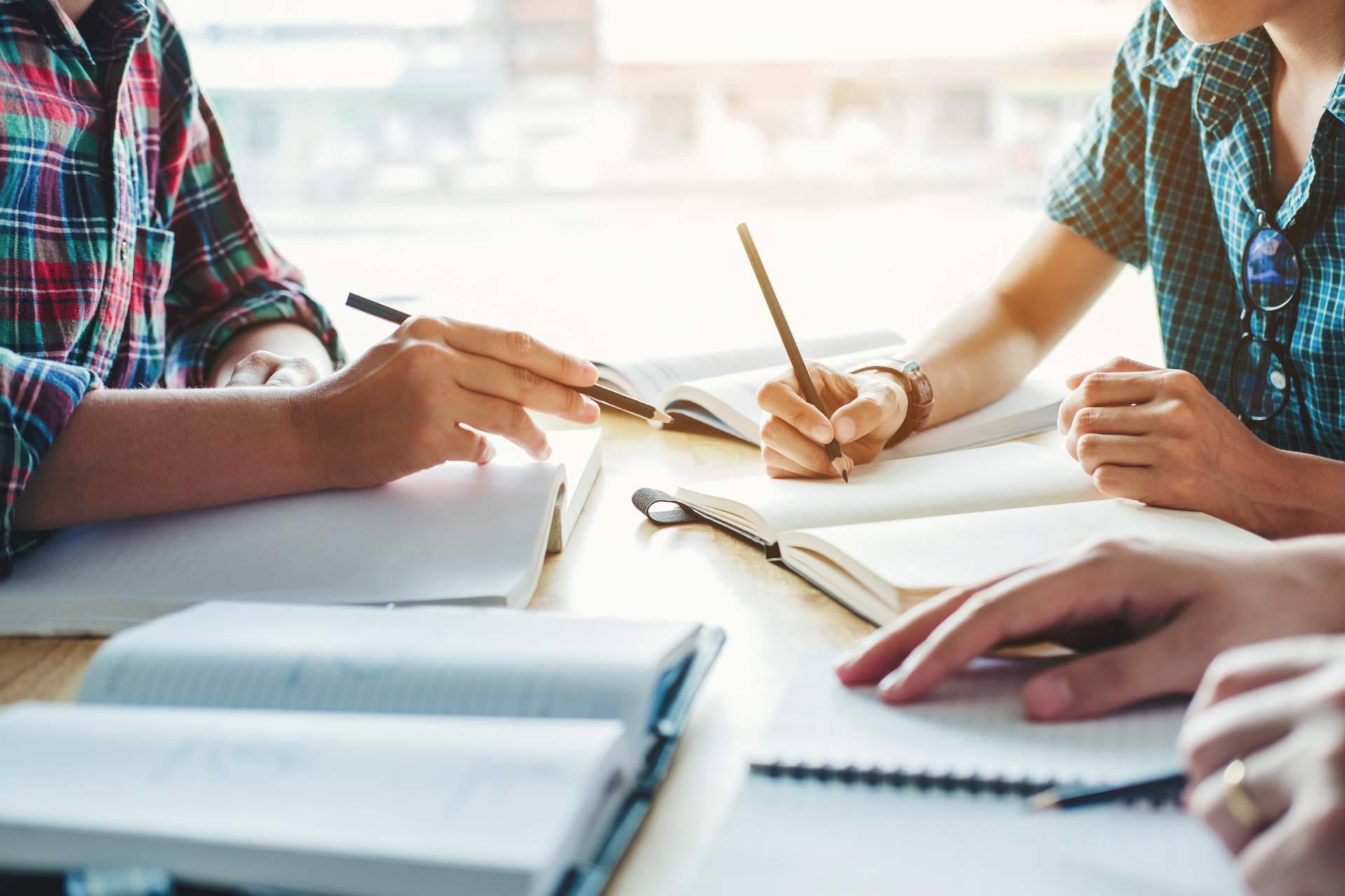 EDISUR, una academia de oposiciones Granada con distintas formaciones disponibles