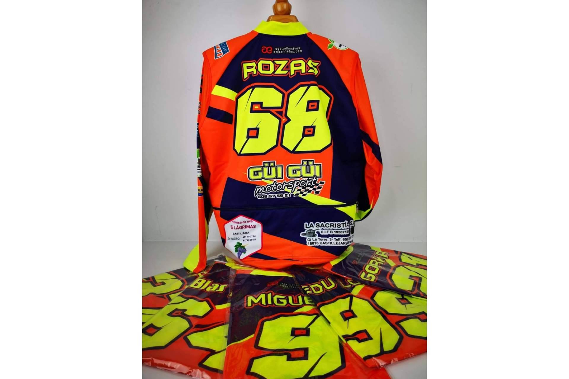 Crear una imagen exclusiva con equipación de enduro y motocross personalizada, en ADHESIVOSEMBARRADOS