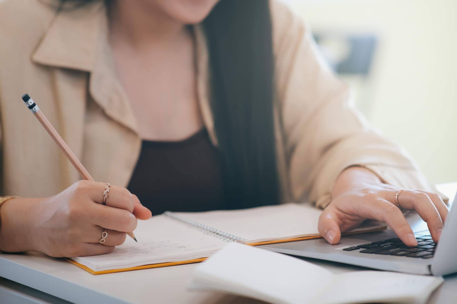 Ayuda Universitaria dispone de profesionales para ayudar a aprobar el TFG, TFM o la Tesis Doctoral
