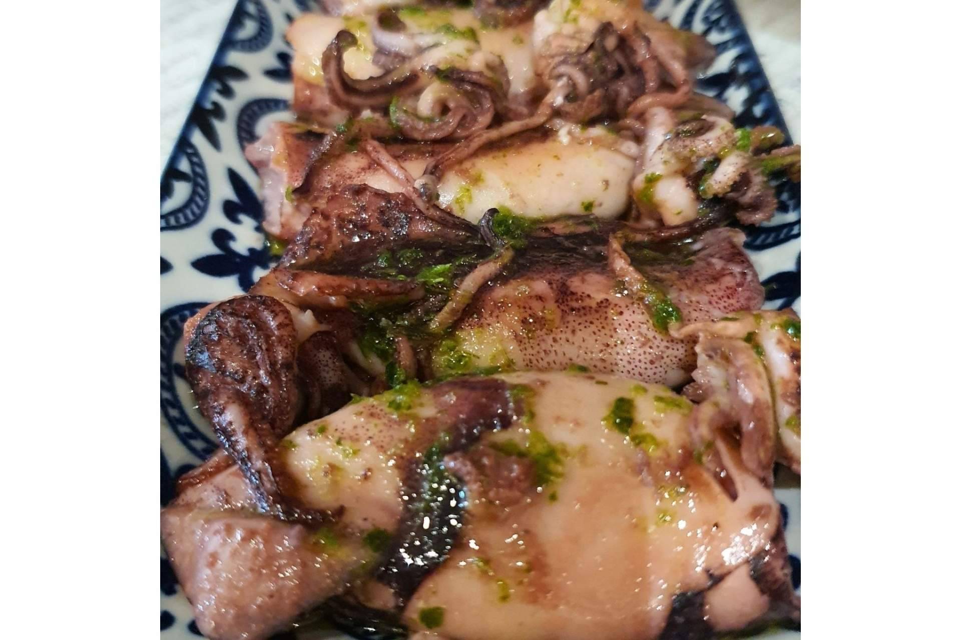 Degustar comida casera y tradicional en el restaurante La Taberna Casera, de El Cabañal