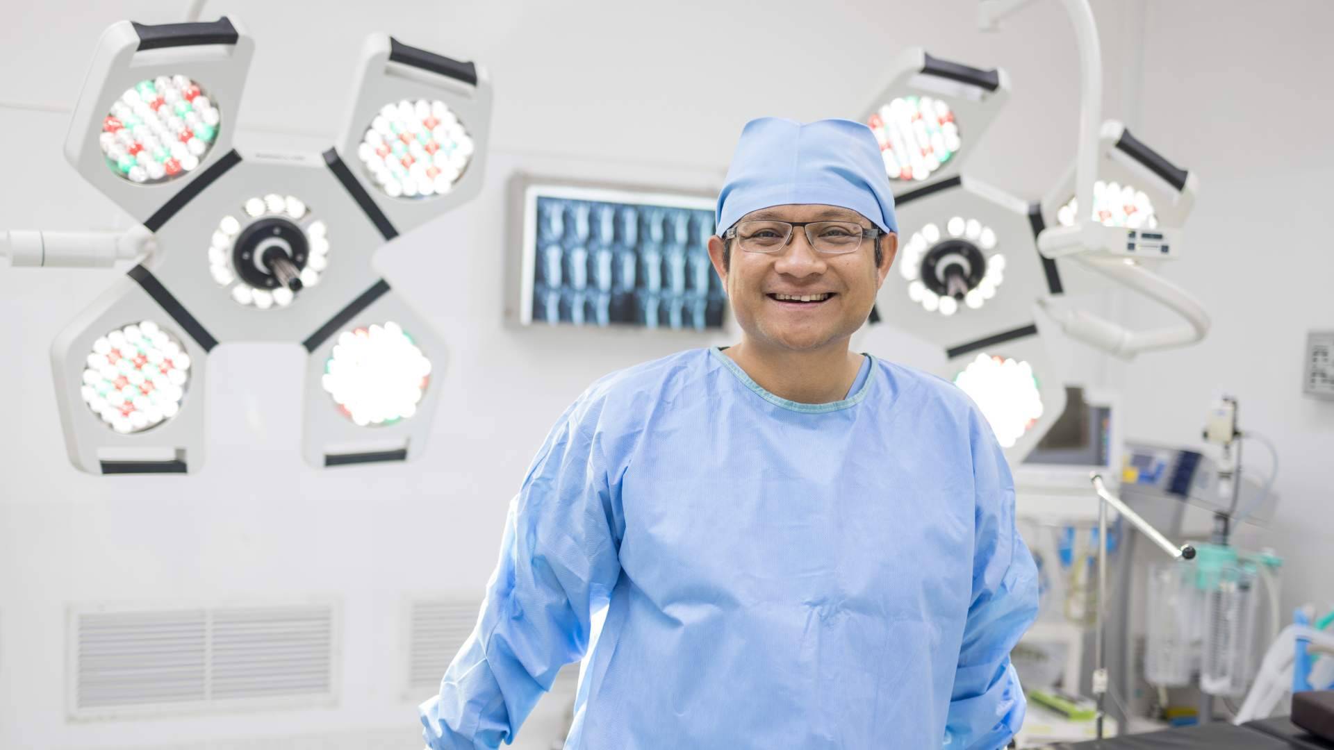 El Doctor Carlos Morales y su novedoso tratamiento láser de la hernia discal