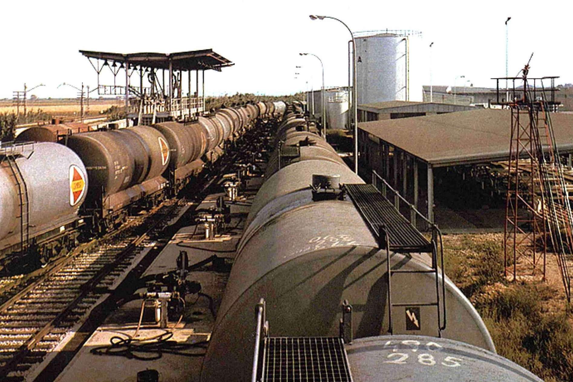 La Fundación del Patrimonio Ferroviario restaura un histórico vagón cisterna de CAMPSA