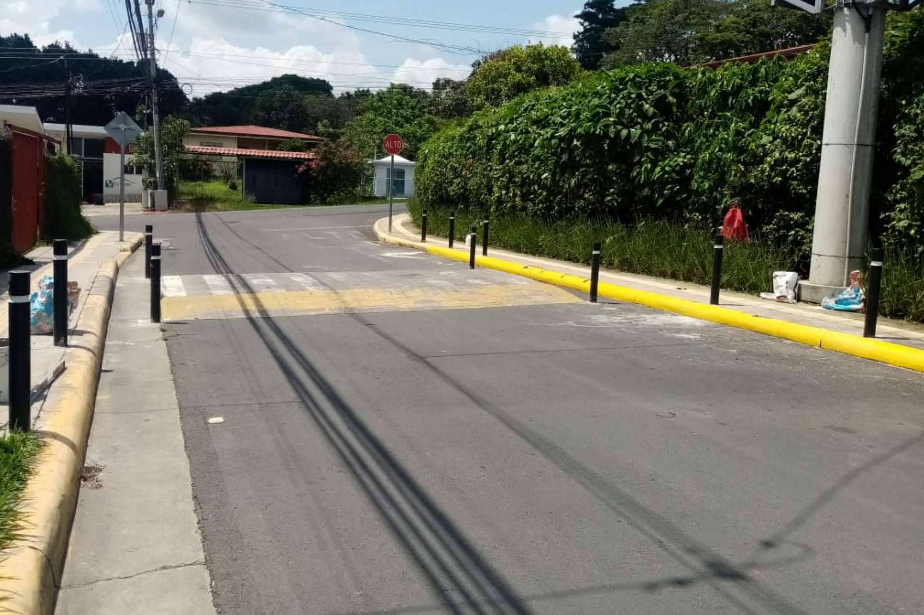 Abadecom finaliza otra instalación de pilonas rígidas de plástico reciclado en Costa Rica