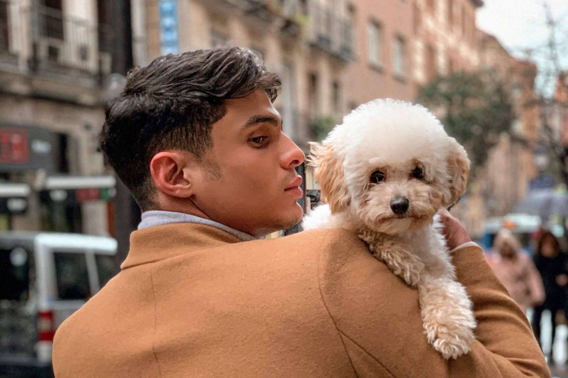 El modelo y creador de contenido, Yunier Acosta, se abre paso al emprendimiento