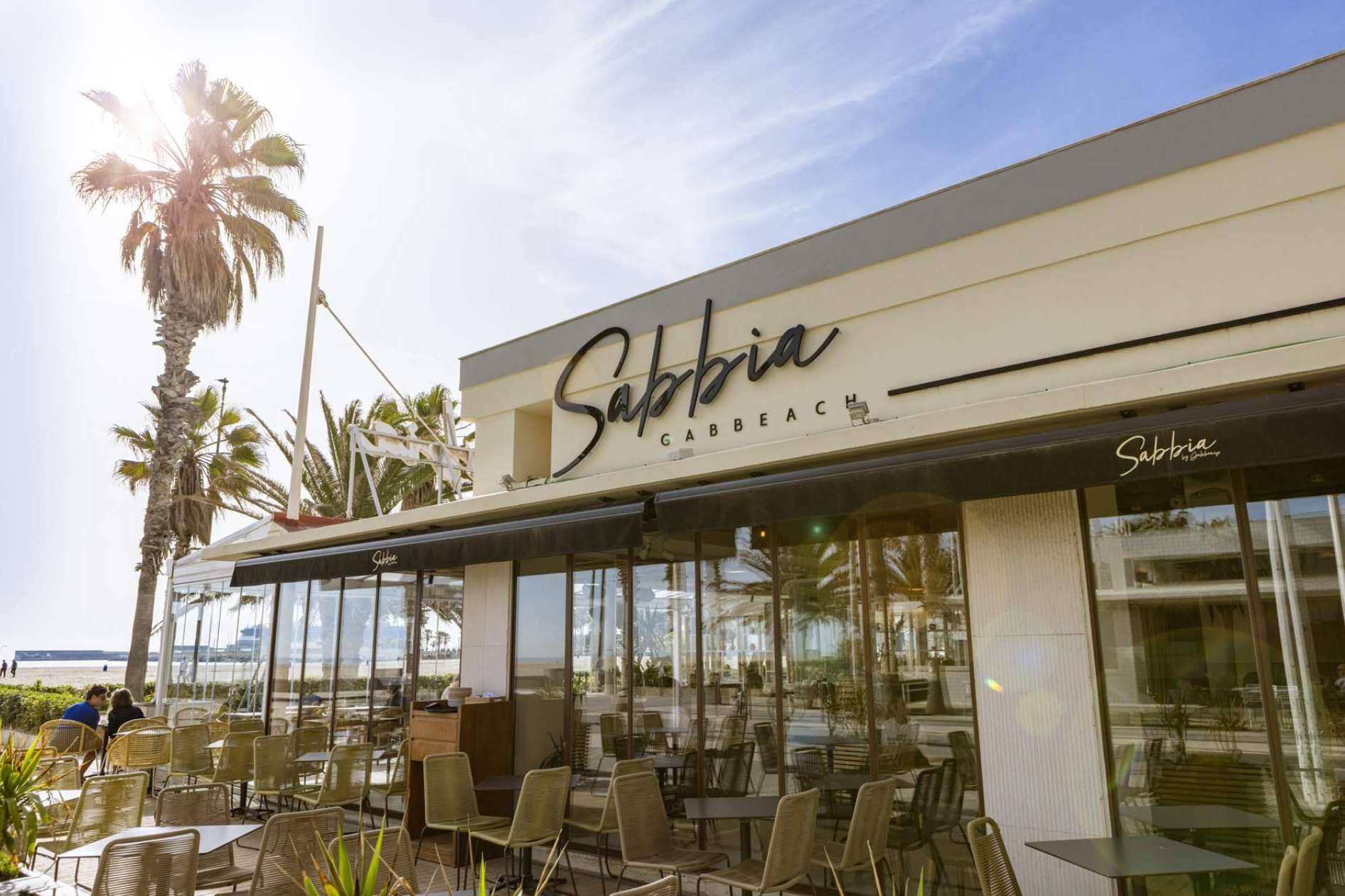 Sabbia by Gabbeach, un restaurante mediterráneo que cuenta con un hotel de diseño único localizado cerca de la playa de Las Arenas