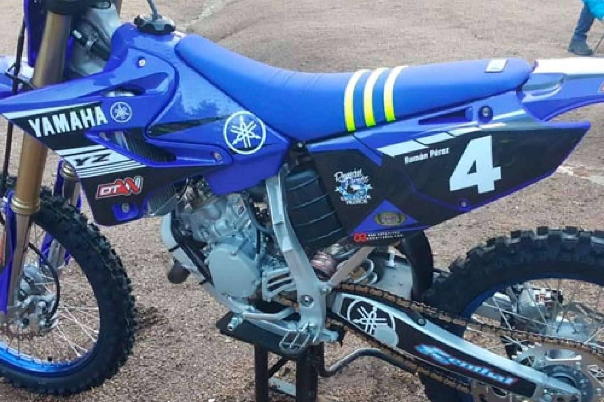 ADHESIVOSEMBARRADOS permite renovar fácilmente la apariencia de una moto con plásticos y adhesivos para motos off-road