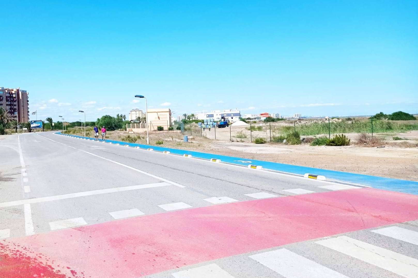 Suministro de carril bici fotoluminiscente para obra en Cartagena por la empresa Abadecom