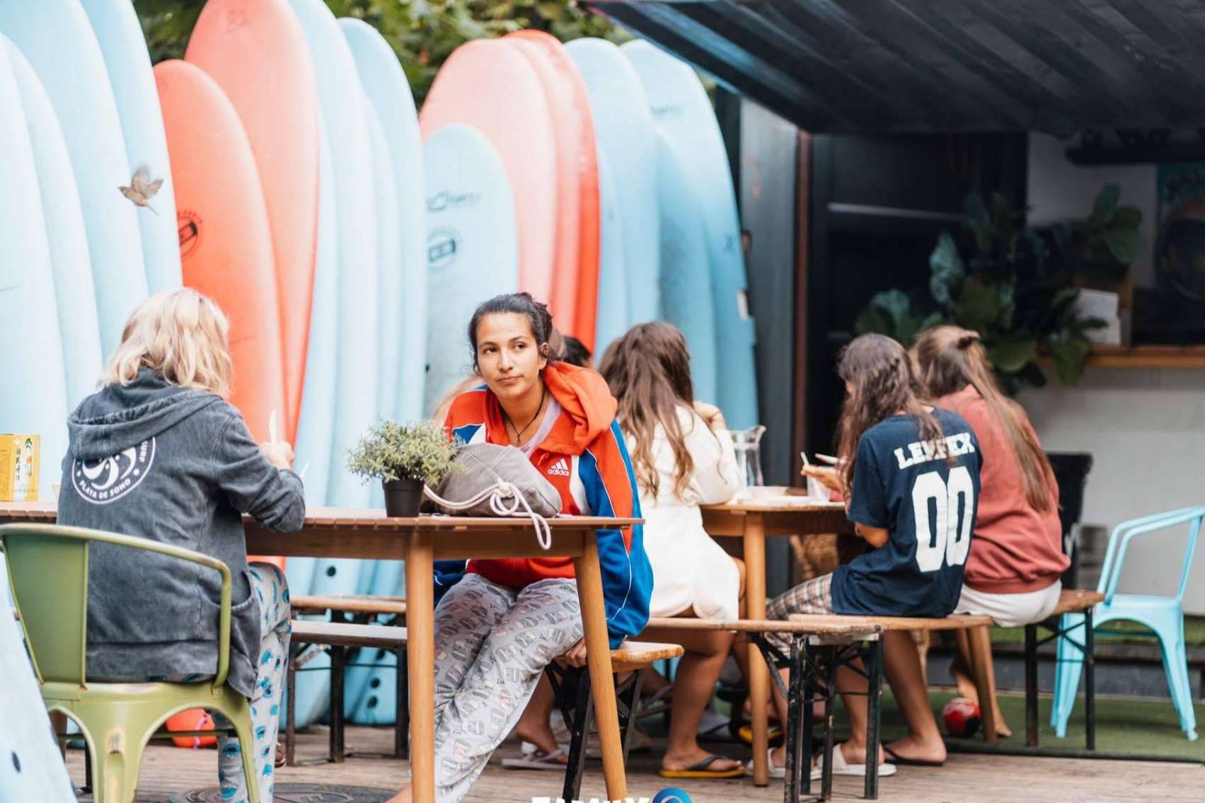 Entre los jóvenes, la propuesta de Family Surfers - Surfcamp Las Dunas se establece como un turismo de moda