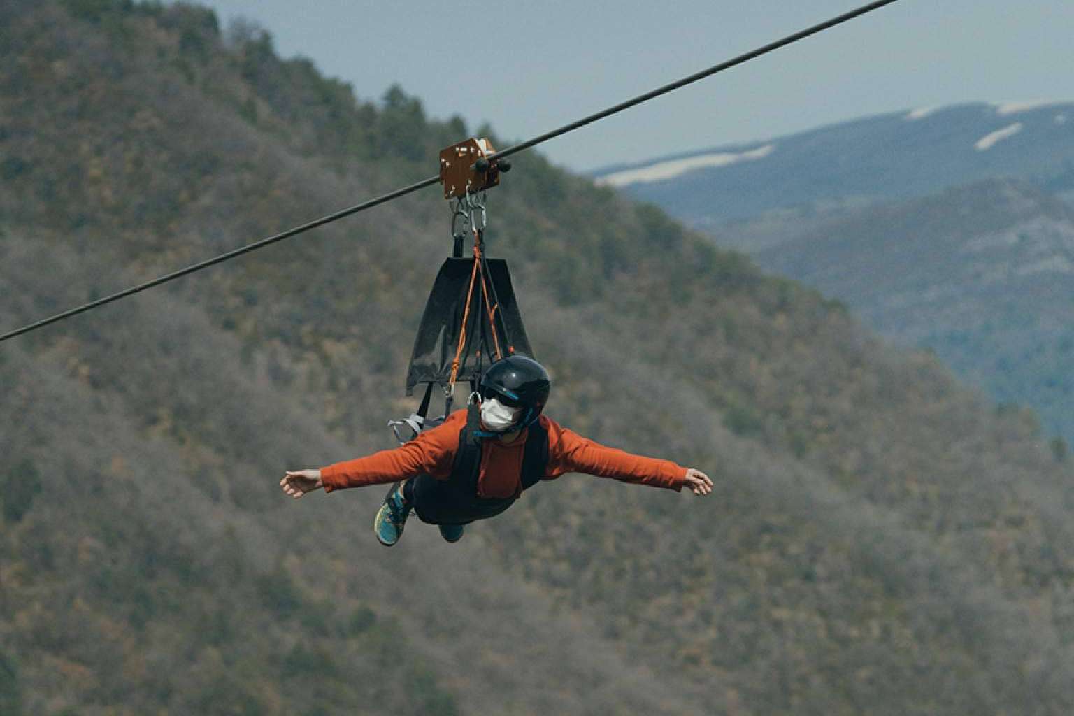 Vivir la experiencia de tirarse por la tirolina más rápida del mundo y disfrutar del entorno con Tirolina Ordesa Pirineos