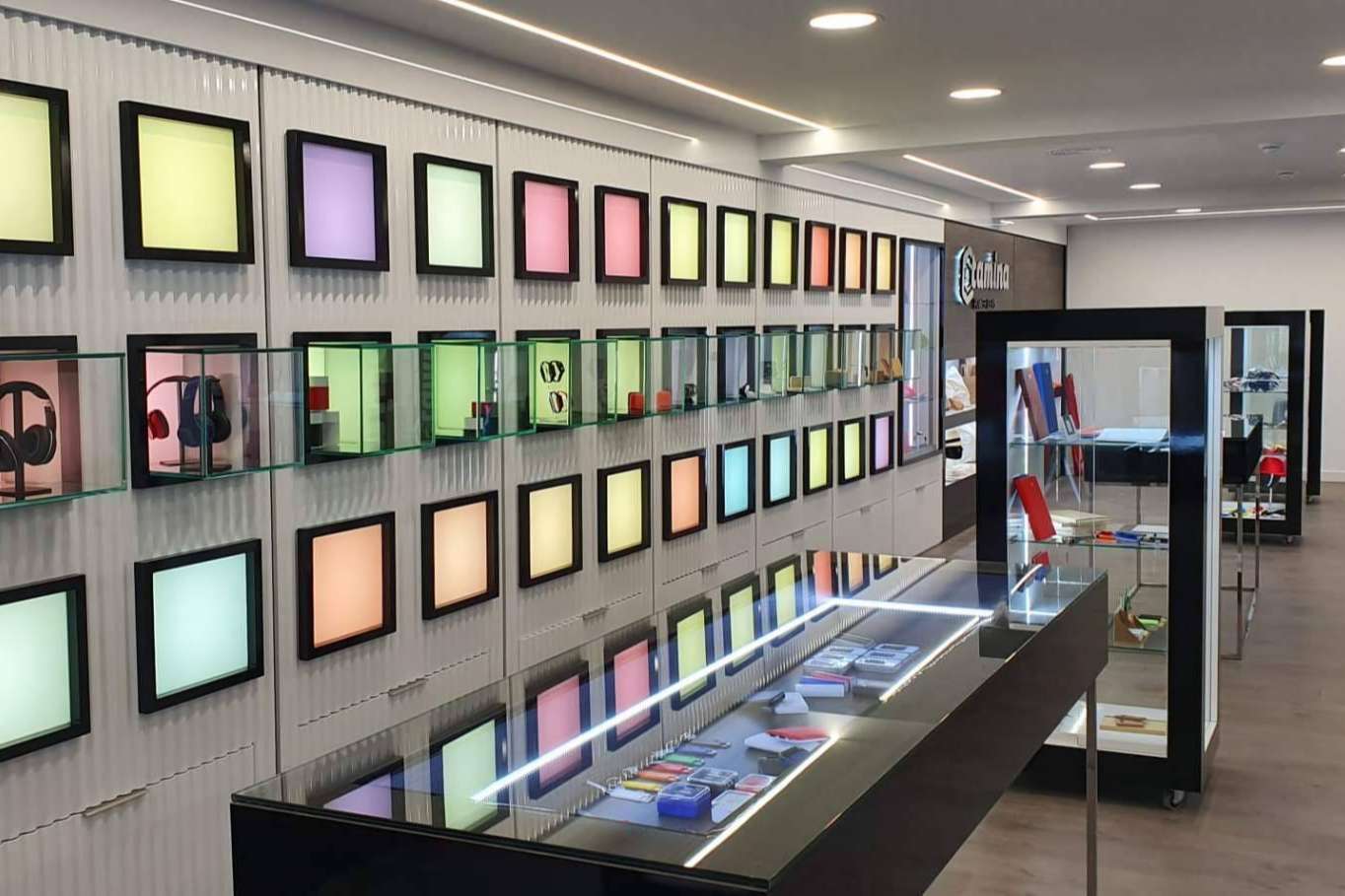Showrooms diseñados, fabricados y montados por James Dam Studio Creativo