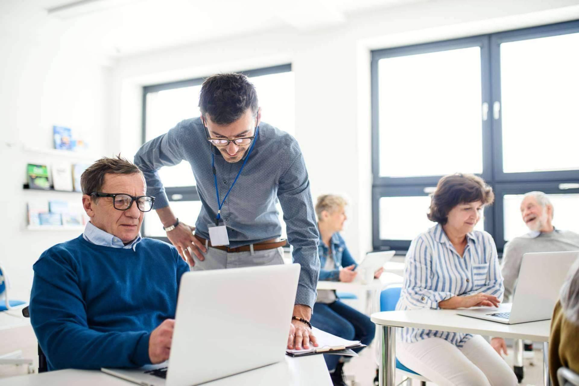 i2 formación dispone de cursos y talleres para ayudar a las personas mayores a salvar la brecha digital