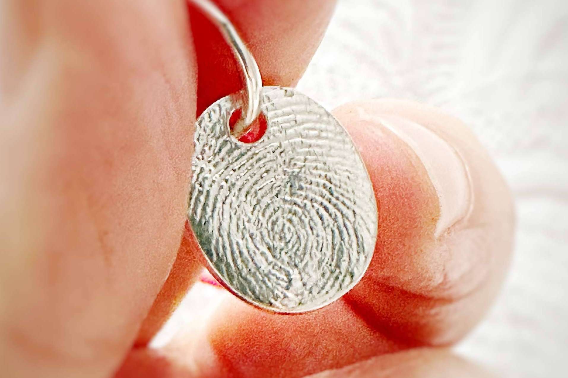 Dejando Huellas, la marca de joyas que permite dar un significado a los colgantes con el grabado de las huellas dactilares