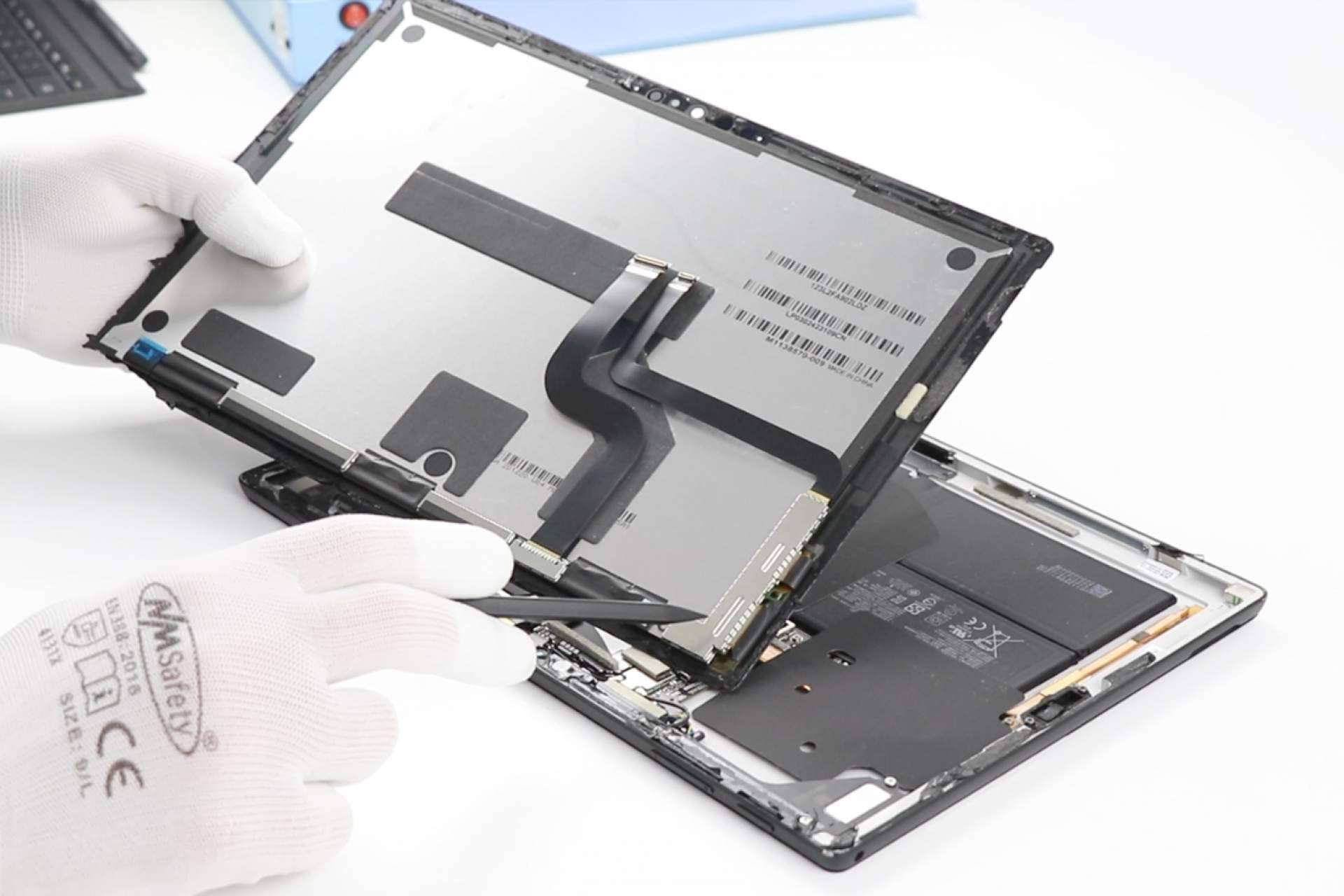 Un colaborador tecnológico que se encarga de reparación para empresas, BCNmóviles