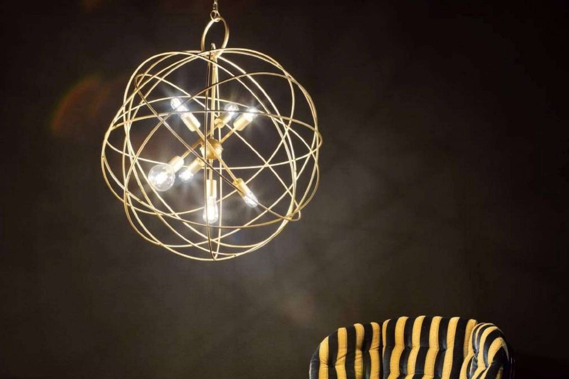 Alfombras modernas y lámparas de techo, artículos en tendencia para la decoración de interiores