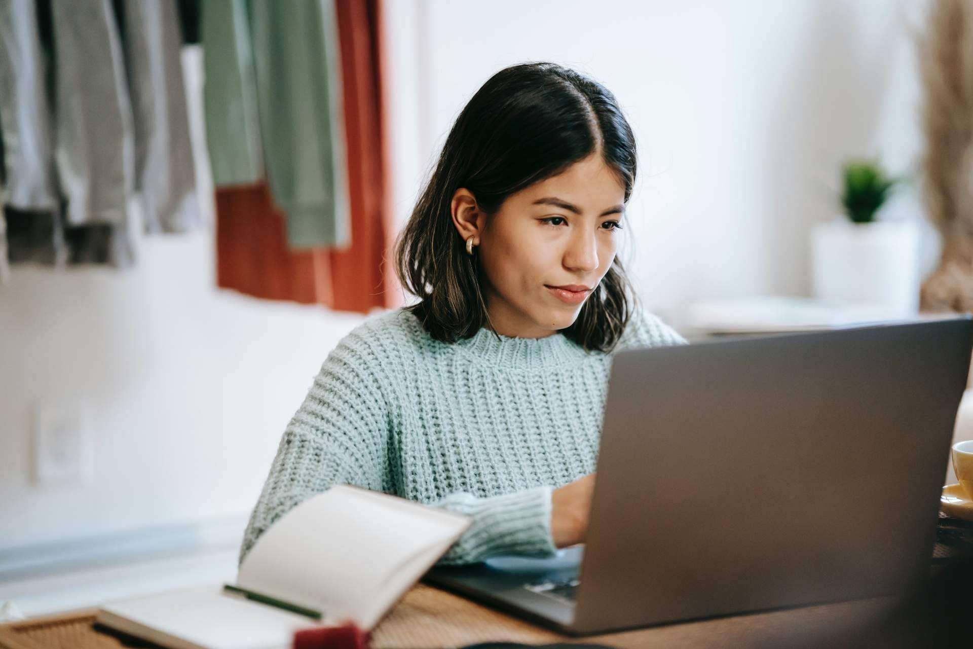 Máster online con clases en directo toda la semana, en ENEB